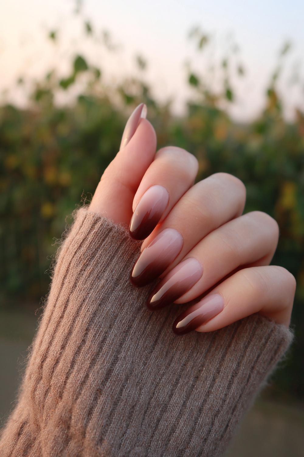 14. Nail inspo 2026: Mocha ombre van nagelriem naar tip op medium oval