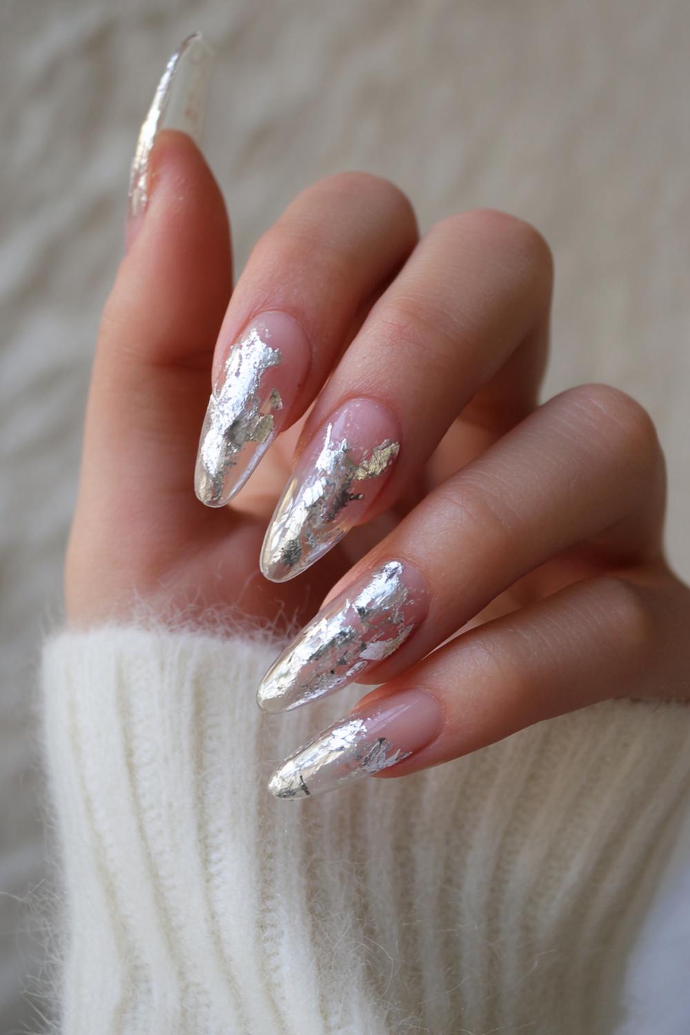 15. Nail inspo 2026: Zilveren foil-flakes in clear gel op almond