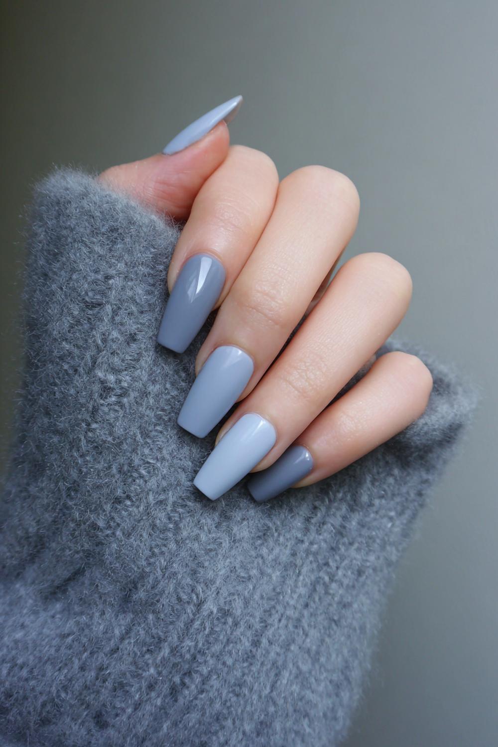 16. Nail inspo 2026: Monochrome grijsblauw met velvet topcoat op coffin