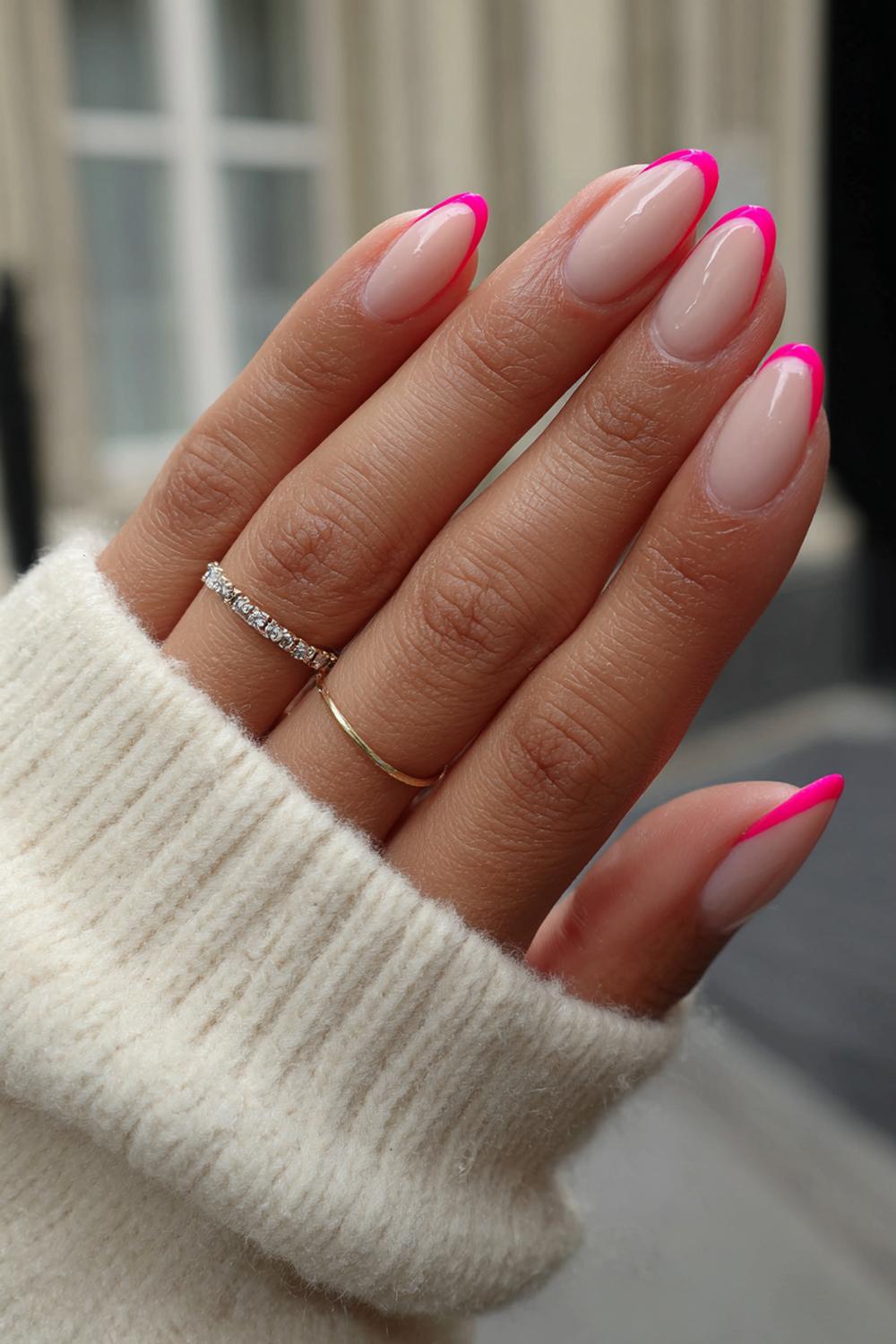 17. Nail inspo 2026: Neon-framboos accenttip op nude basis