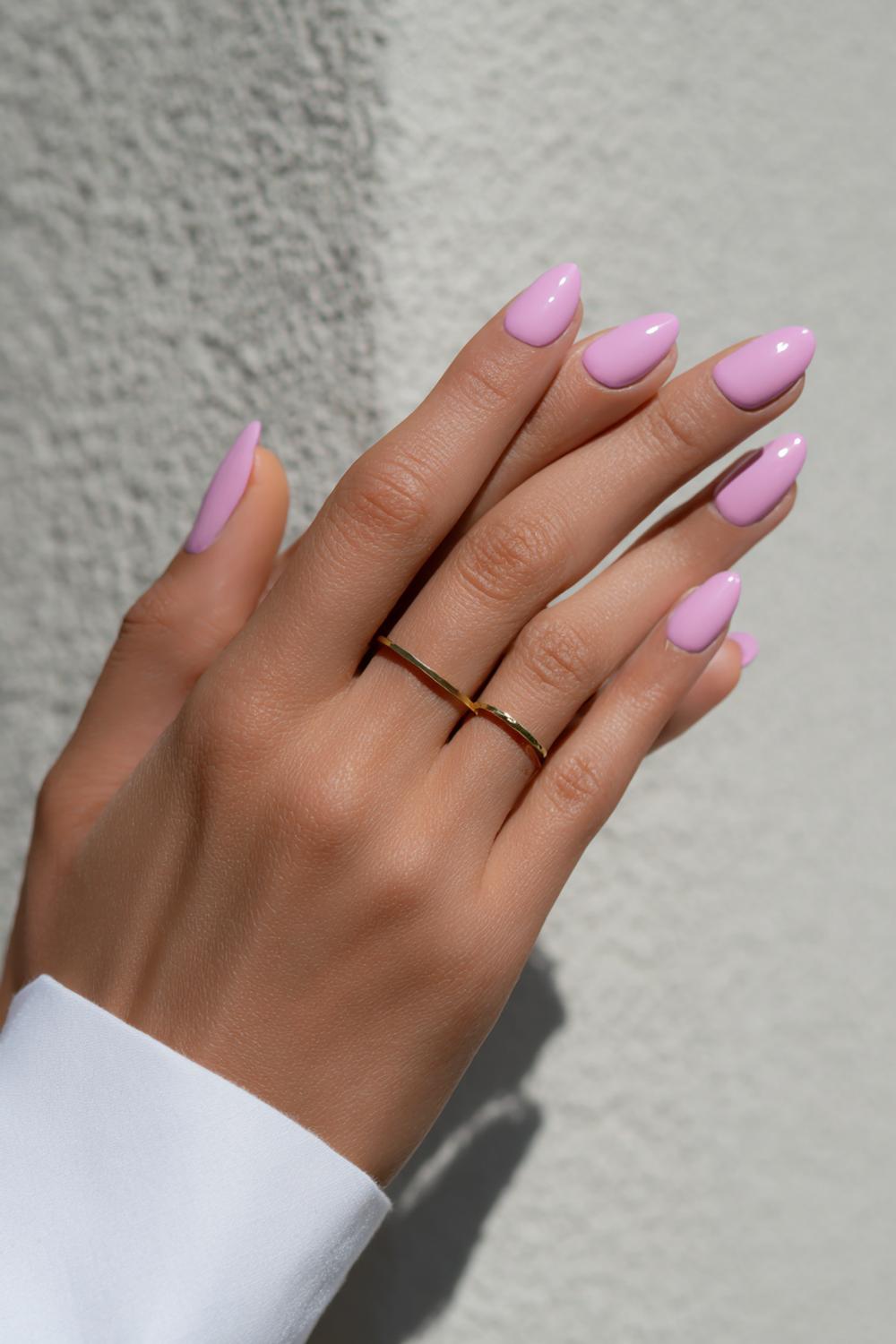 19. Nail inspo 2026: Bloesem-pink glazed donut op ronde nagels