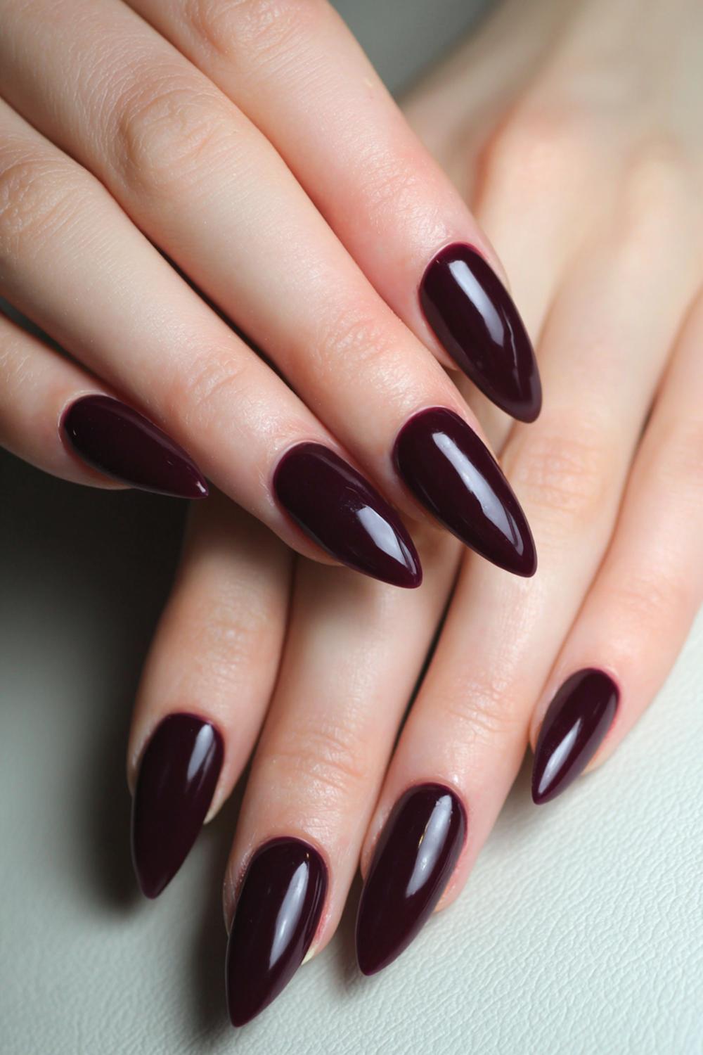 20. Nail inspo 2026: Donkerpruim kleur met glossy ‘lip’-finish op almond