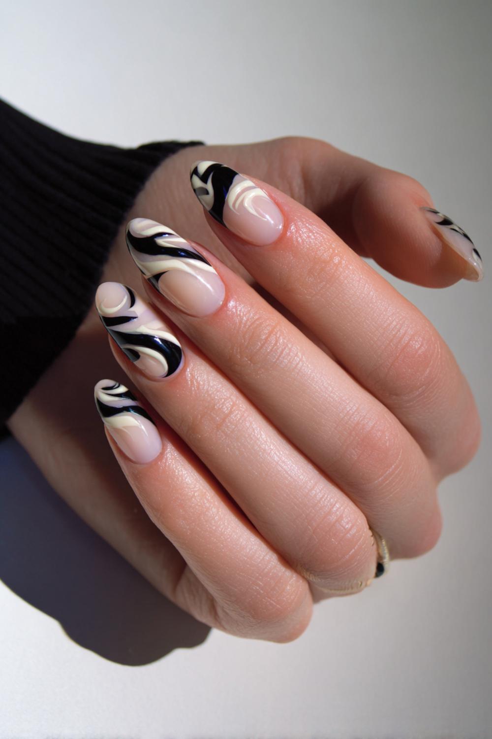 21. Nail inspo 2026: Abstracte crème-zwart swirls op melkige basis