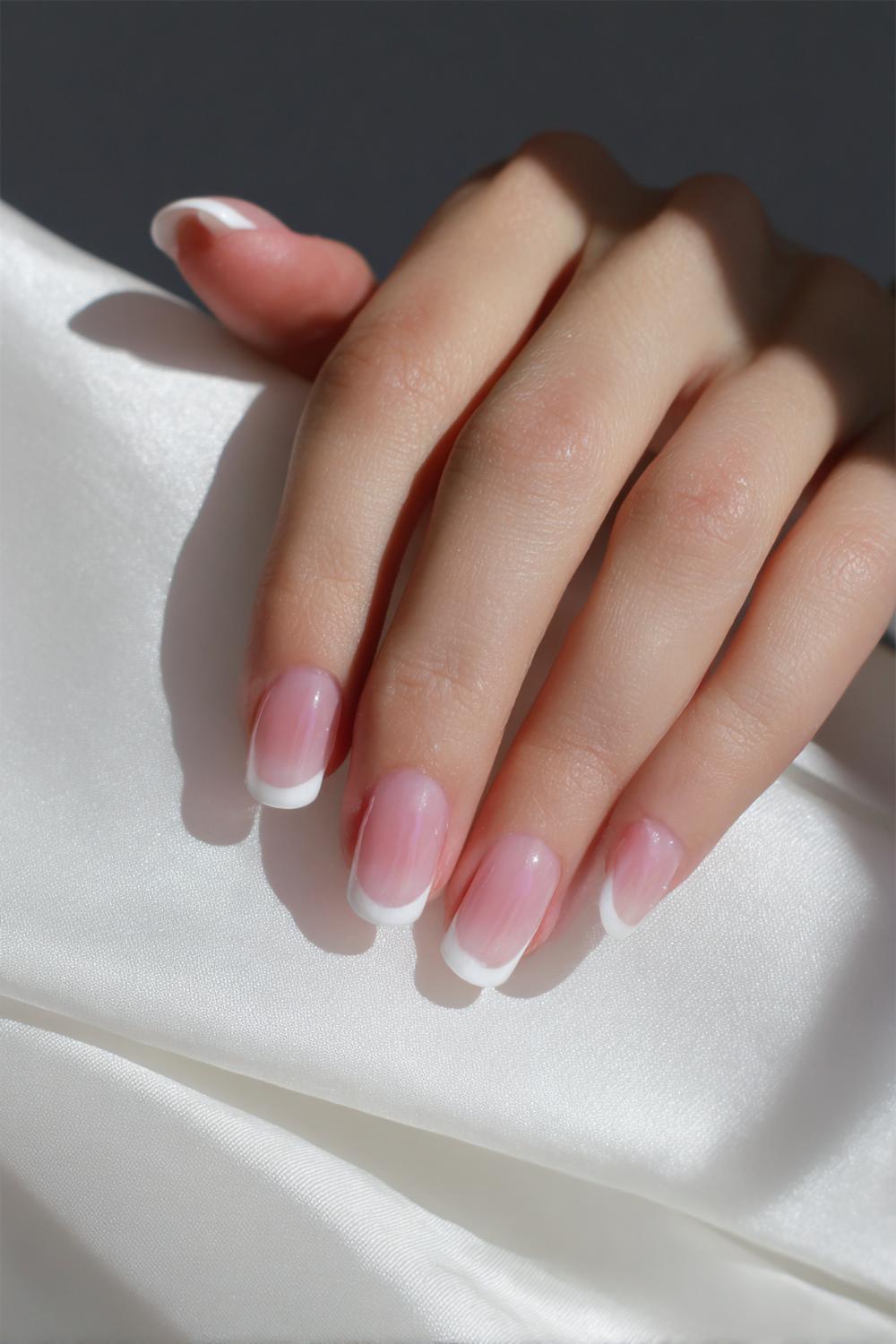 23. Nail inspo 2026: Melkachtige white-on-white French met soft blur