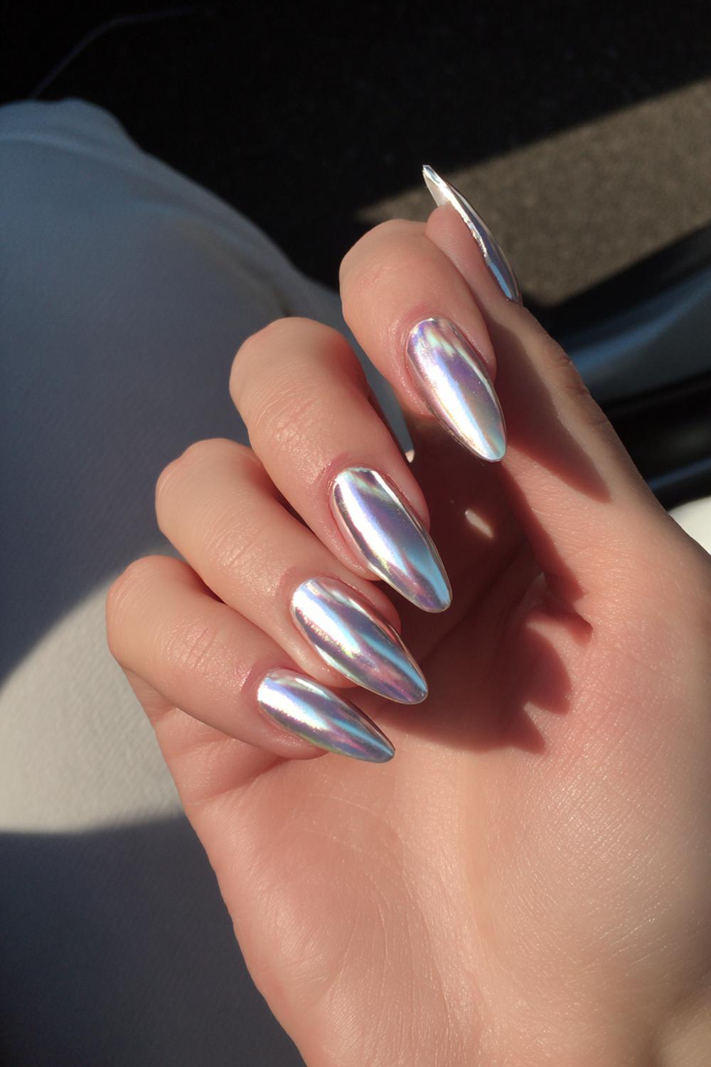 25. Nail inspo 2026: Ijswit chrome-veil op transparante nagels