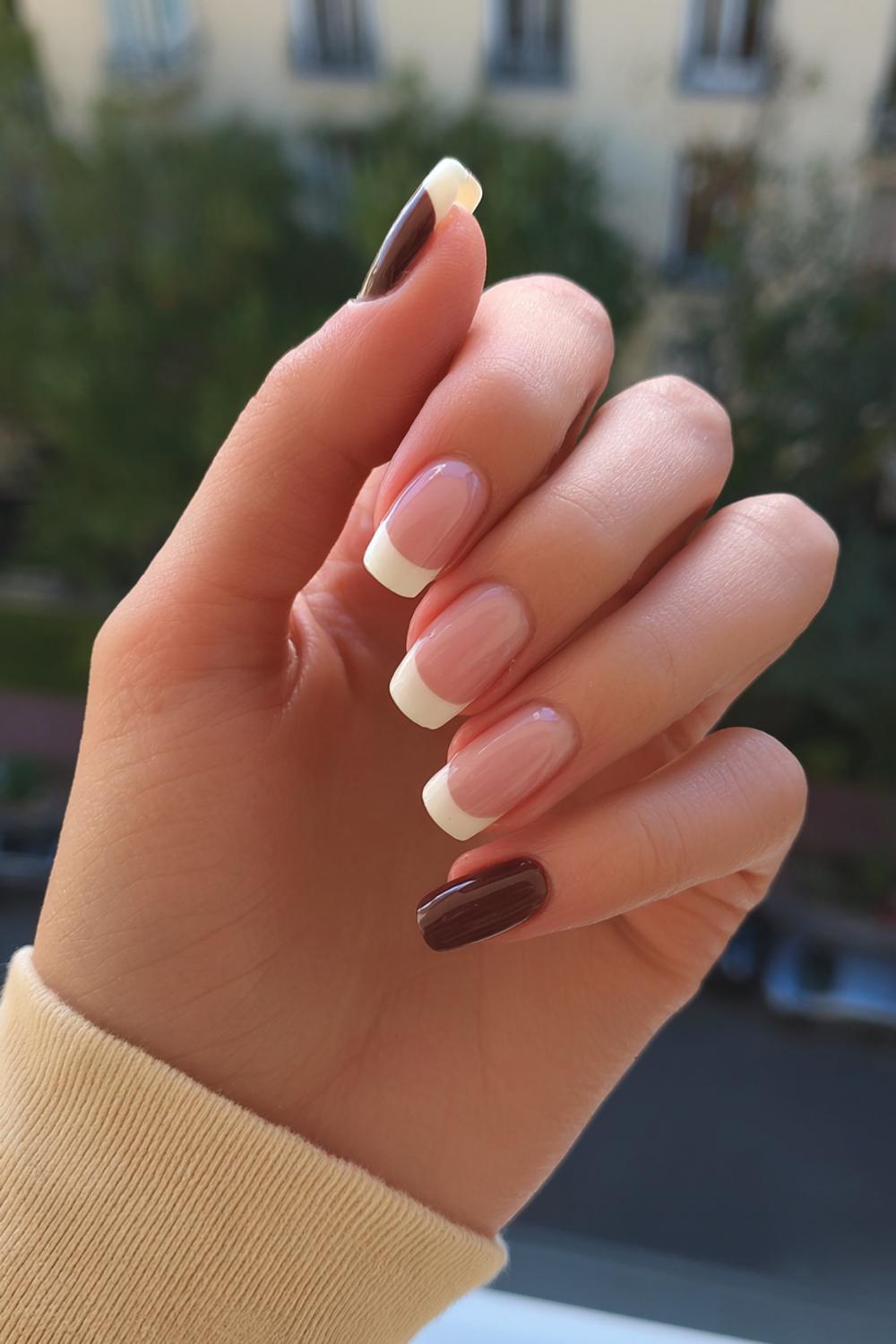 26. Nail inspo 2026: Tweedelige French in cacao en crème op squoval