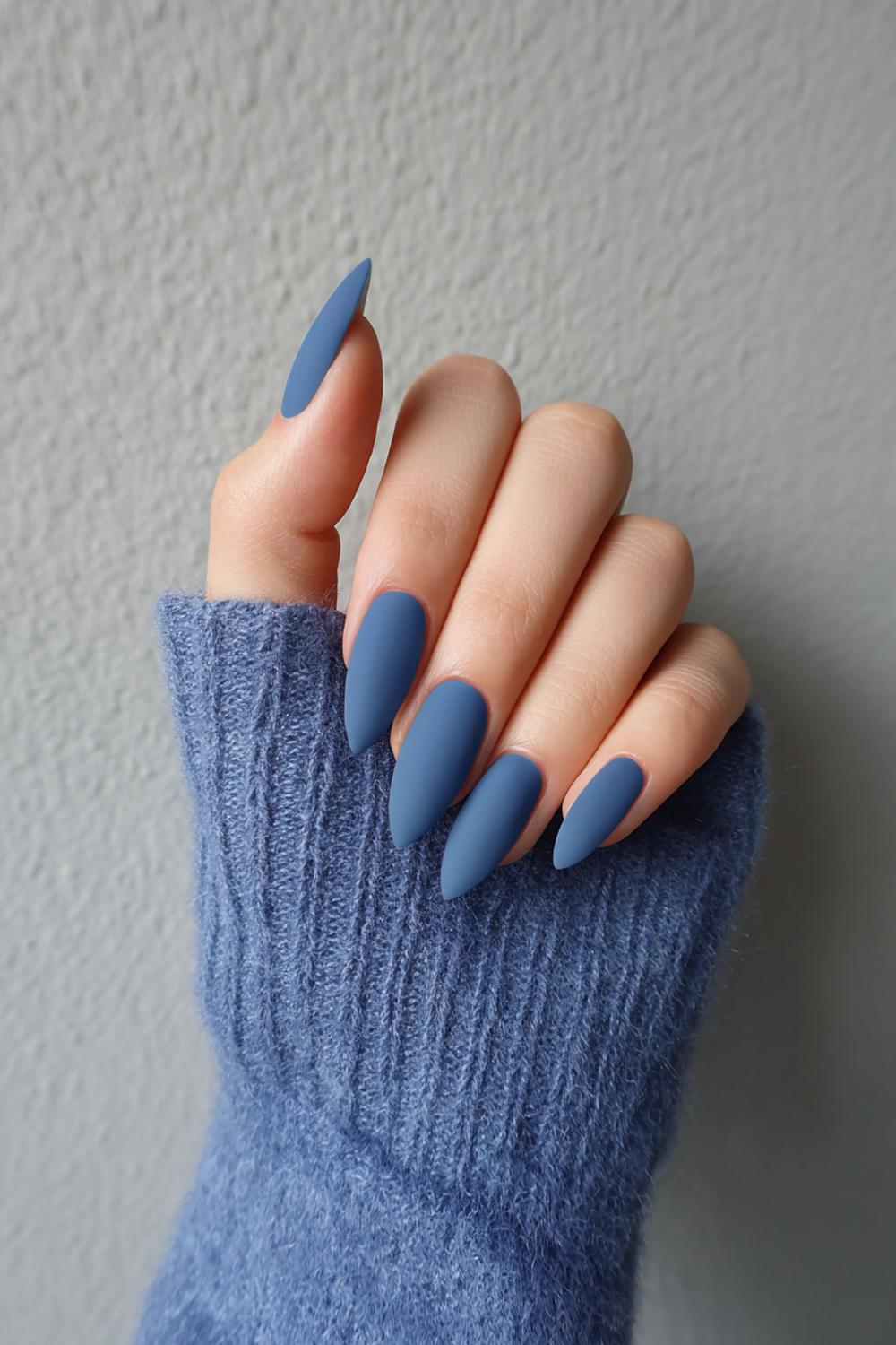 31. Nail inspo 2026: Denimblauw matte nails met glanzende tip