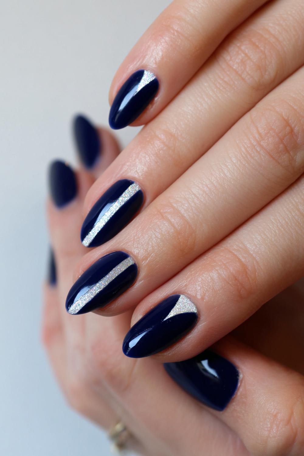 33. Nail inspo 2026: Diep marine cat-eye met centrale lichtstreep