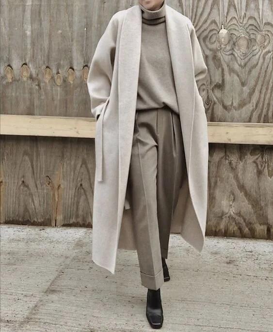 Neutrale tinten outfit met rustige uitstraling