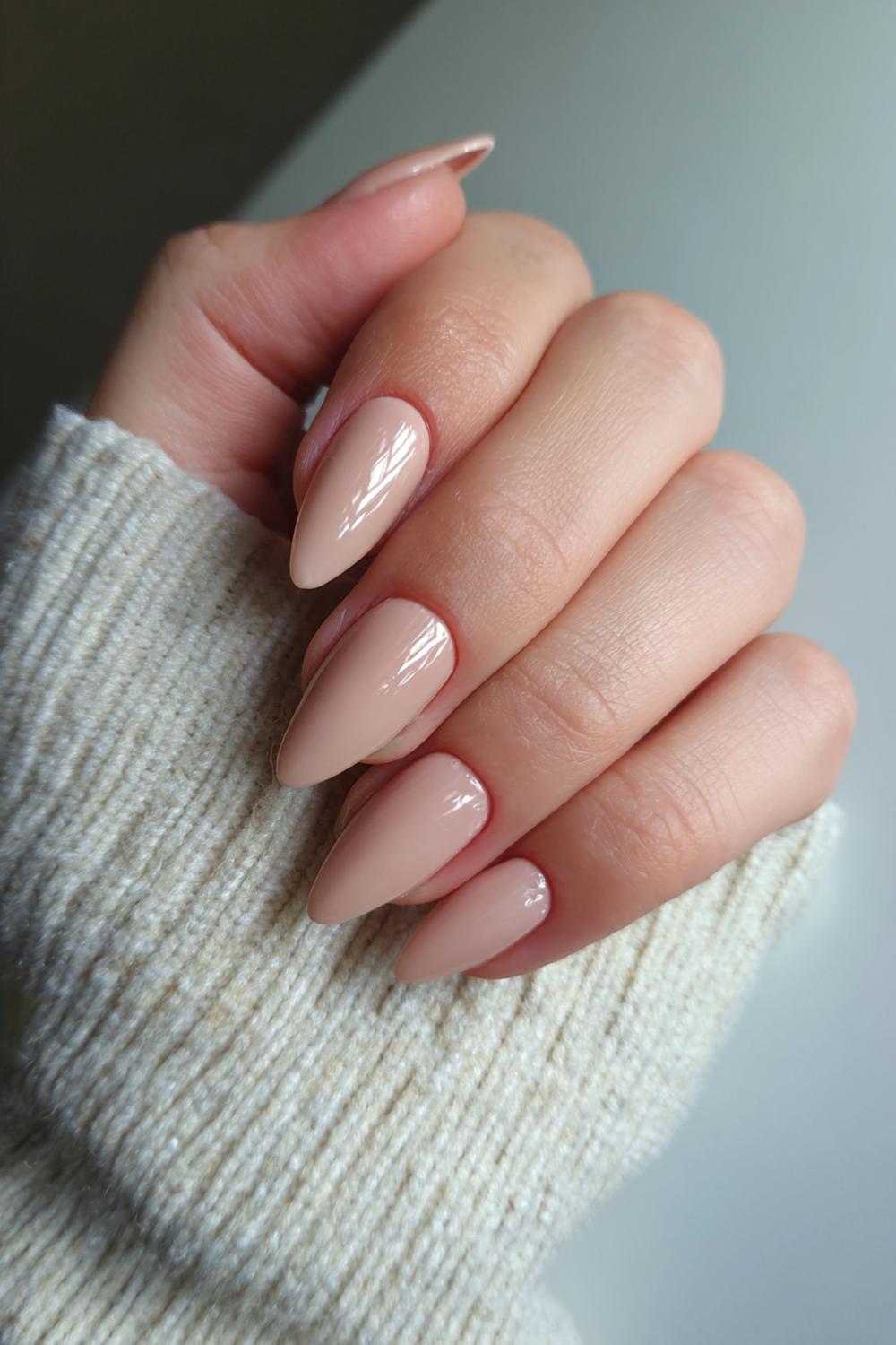 16. Paznokcie 2026: Beige latte monochroom op korte nagels met volume