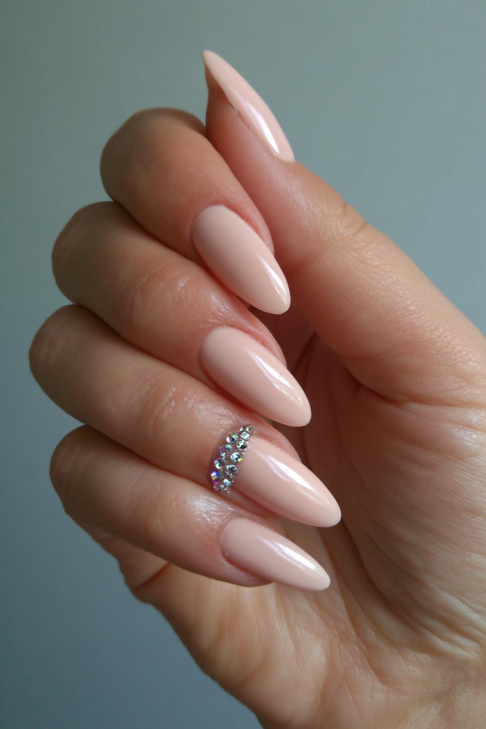 17. Paznokcie 2026: Perzik-nude met mini strass bij de nagelriem