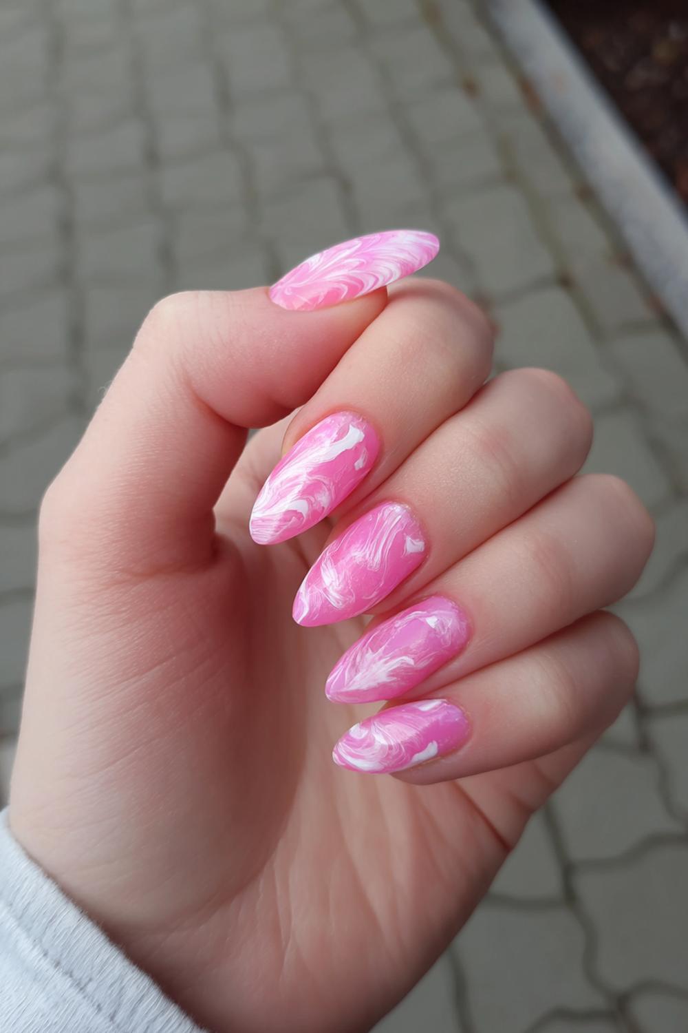 18. Paznokcie 2026: Abstracte witte swirl op transparante roze jelly