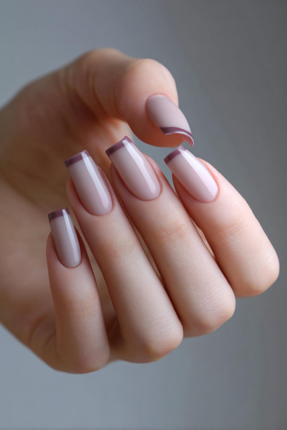 20. Paznokcie 2026: Ton-sur-ton taupe French met matte tip