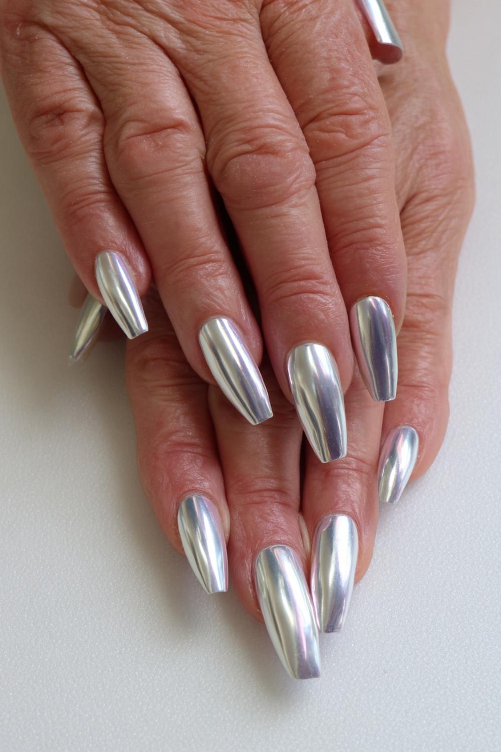 21. Paznokcie 2026: Zilvergrijze metallic stippenlijn langs de zijkant