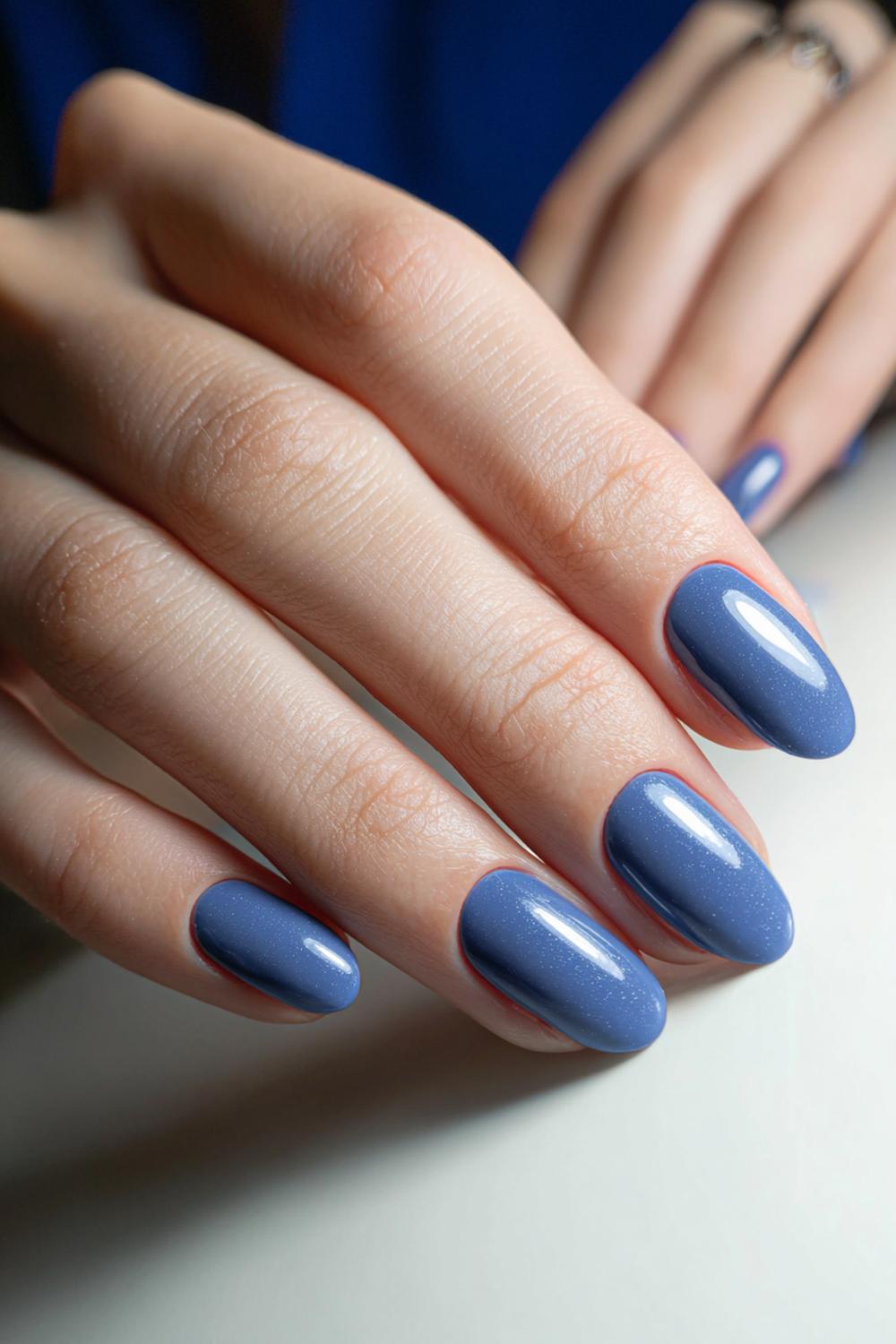 23. Paznokcie 2026: Denimblauw crème op korte nagels met strakke vorm