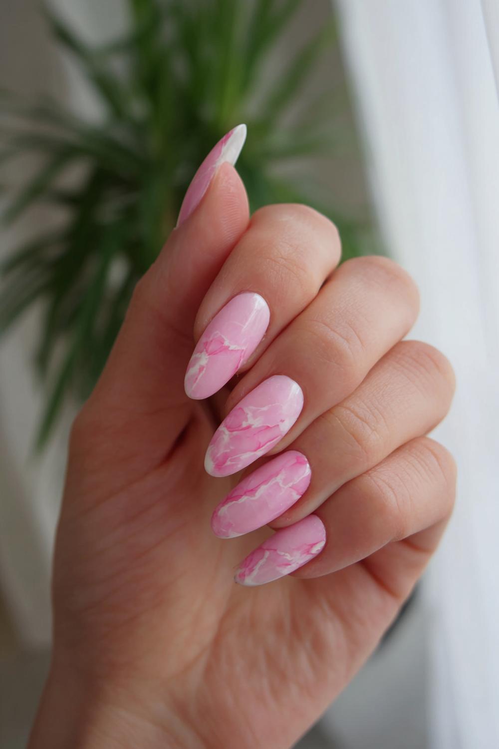 13. Roze quartz-marmer paznokcie wiosenne met witte aders