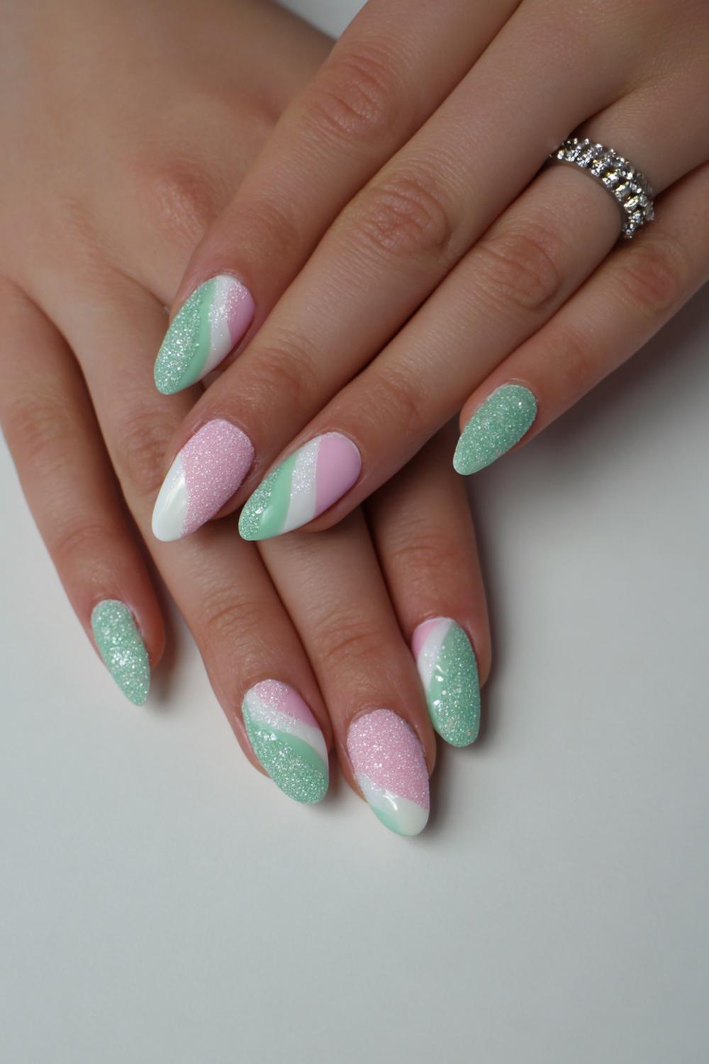 14. Mintgroene swirl paznokcie wiosenne met witte golven