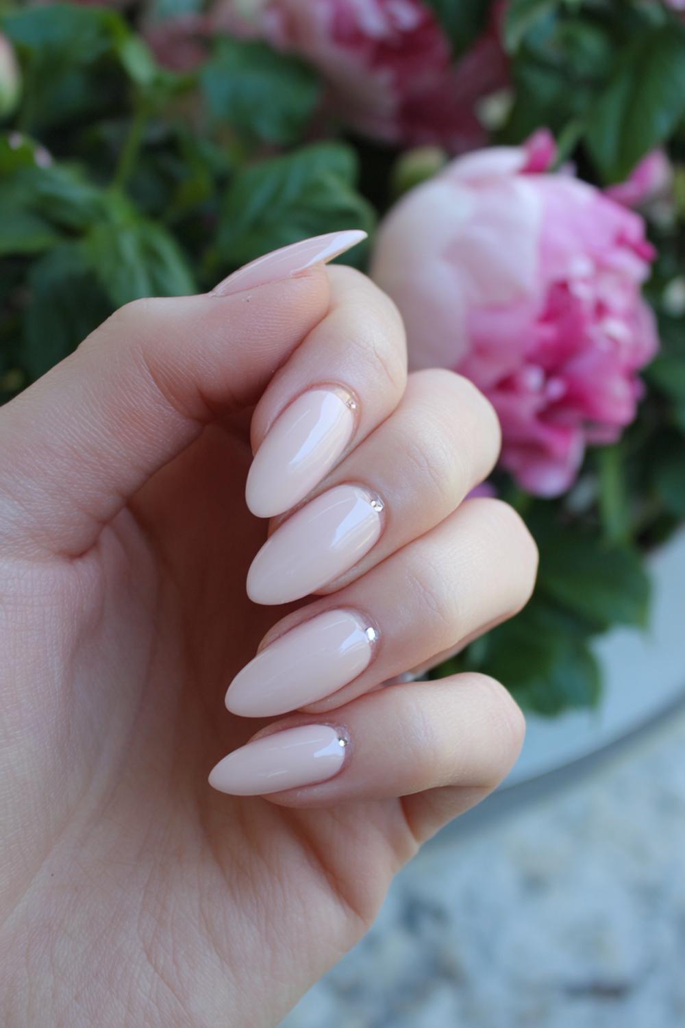 15. Klassieke nude-glans paznokcie wiosenne met cuticle-juweel