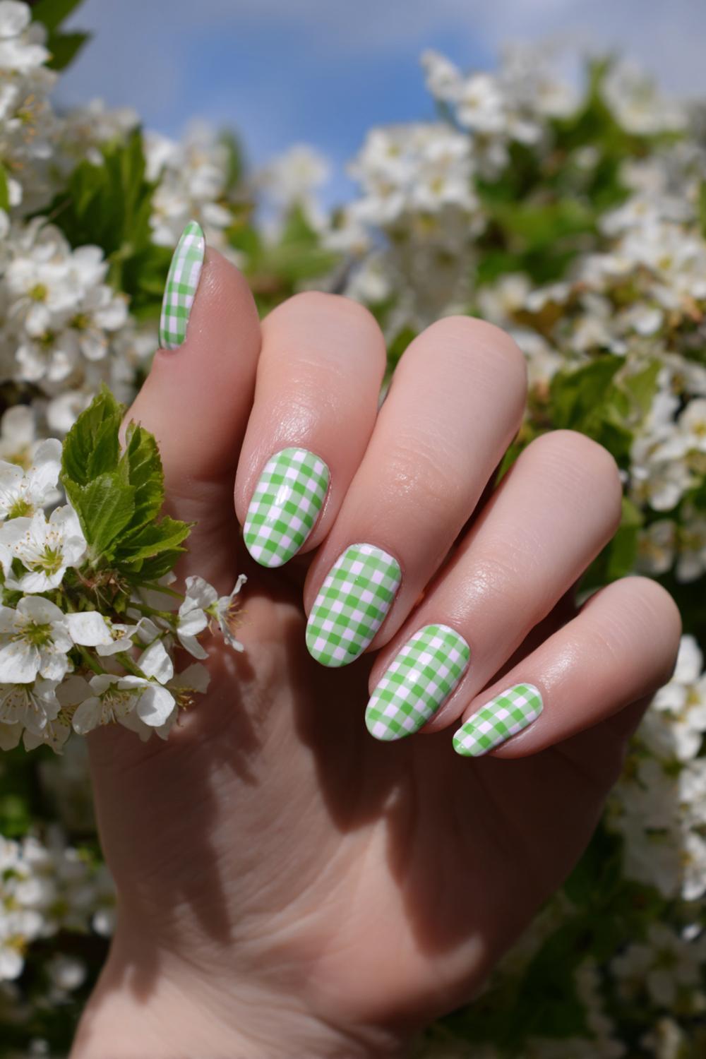 18. Groen-wit gingham paznokcie wiosenne met picknickgevoel