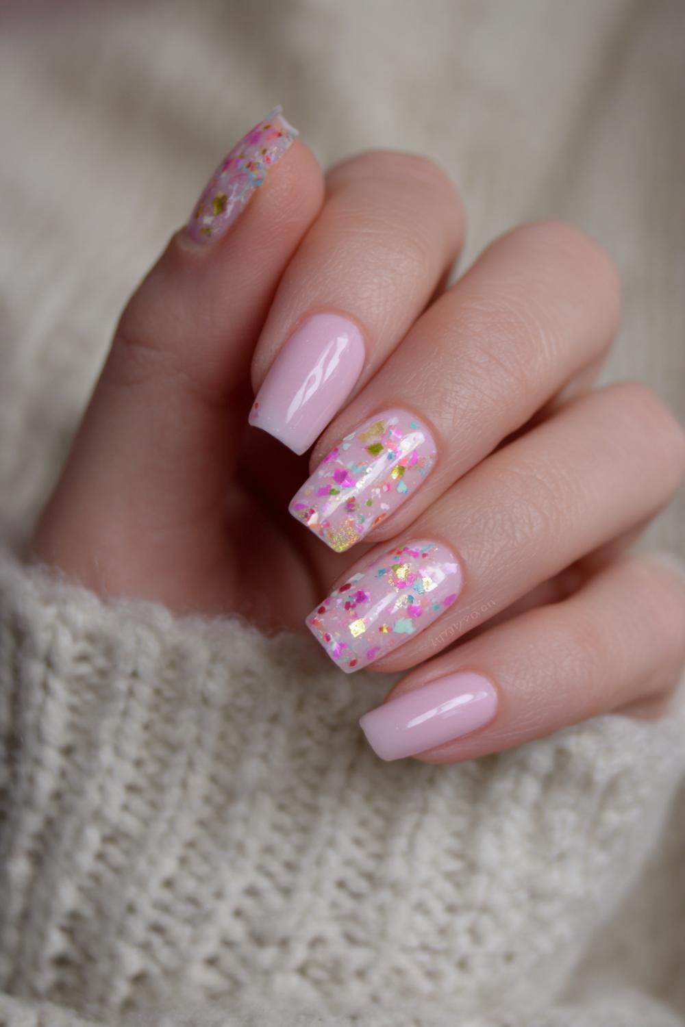 21. Zachte confetti paznokcie wiosenne met pastel flakes