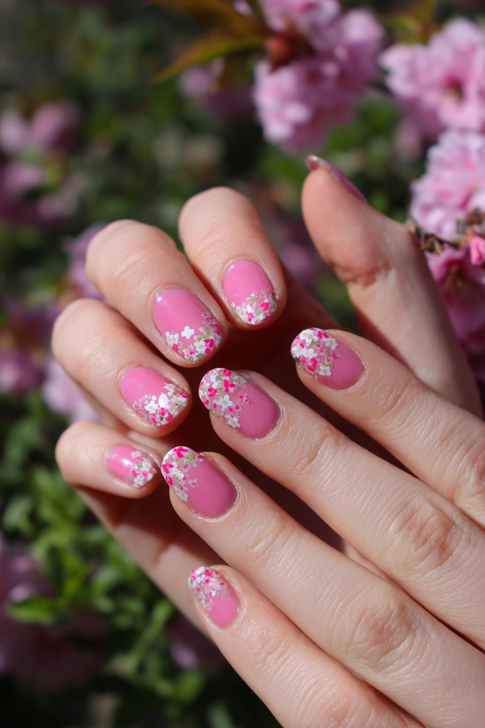 23. Kersenbloesem-sluier paznokcie wiosenne met roze stipbloemen