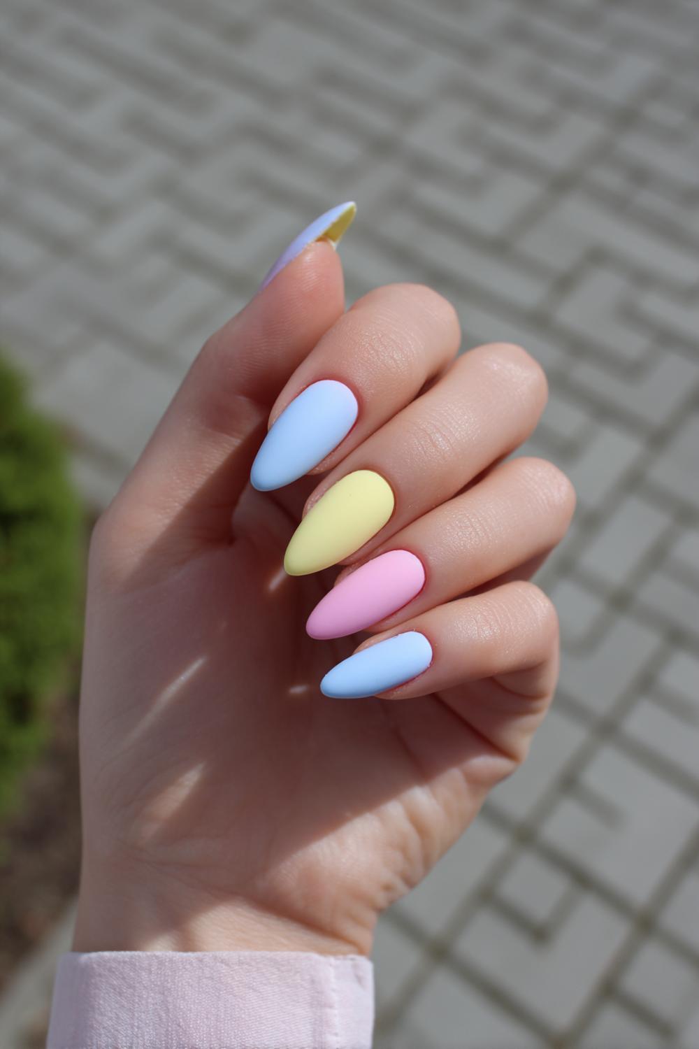 24. Geometrische pastelblokken paznokcie wiosenne met matte finish