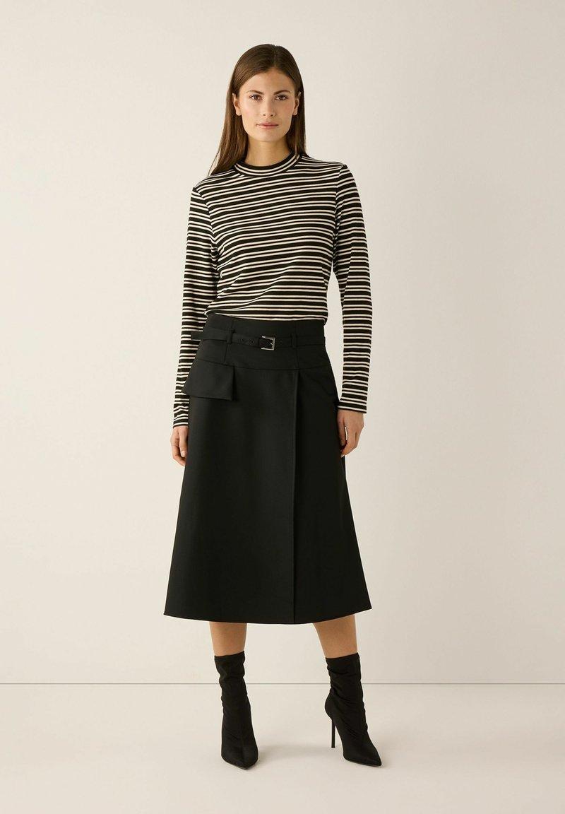 Rok accentueert heupen elegant