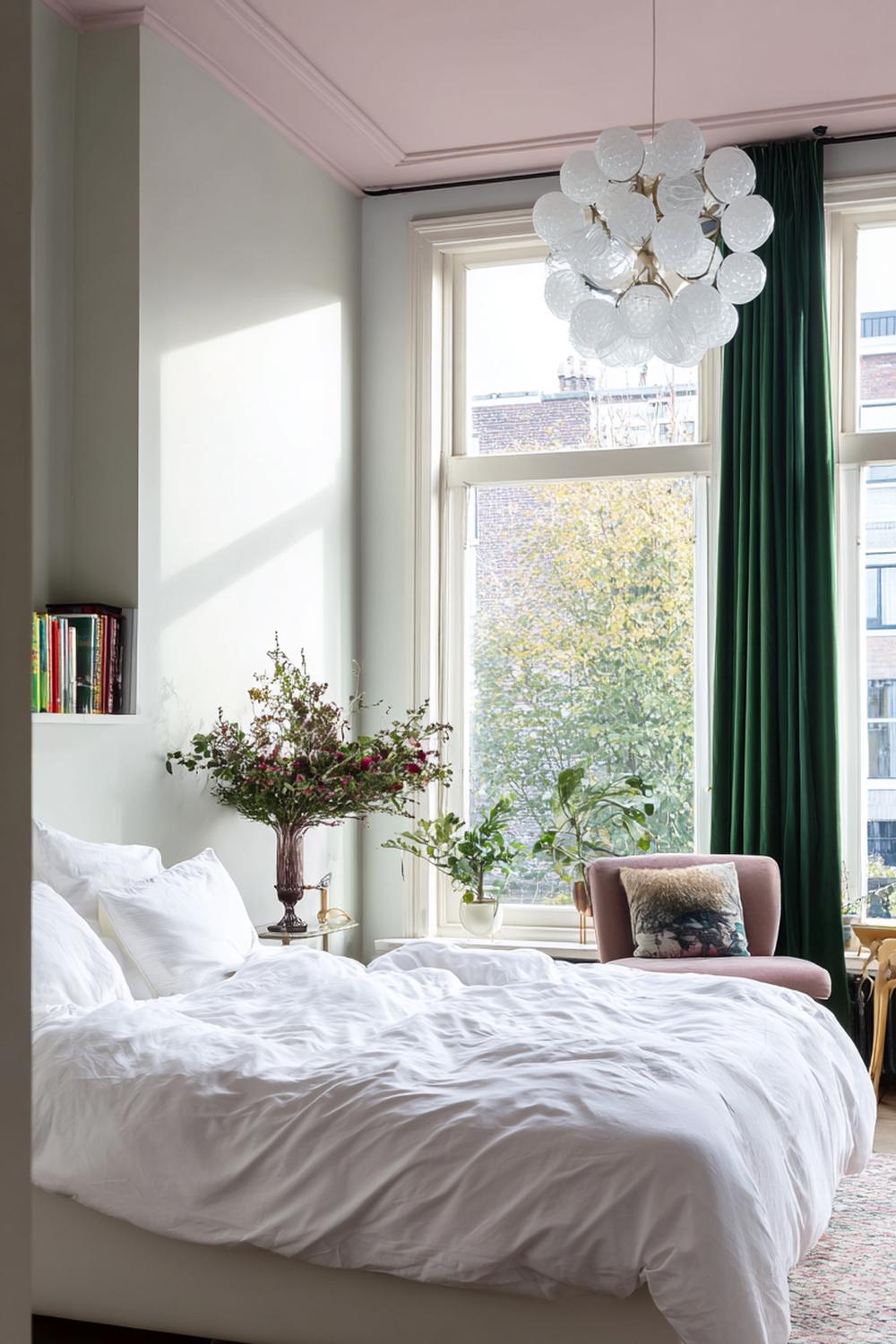 16. Room ideas bedroom met plafondaccent en statement hanglamp