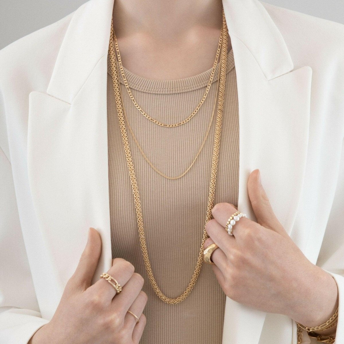 Gelaagde sieraden elegante look