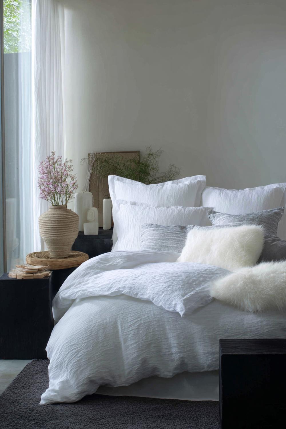 17. Slaapkamer inspiratie met laagjes bedtextiel en ton-sur-ton kussens