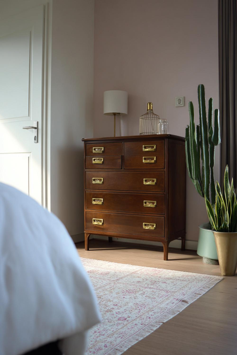 20. Slaapkamer inspiratie met vintage commode en messing handgrepen