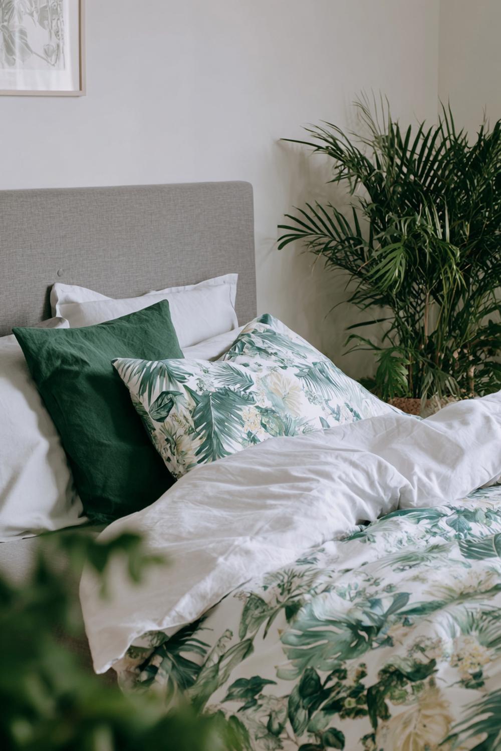 21. Slaapkamer inspiratie met botanische prints en groene plantenmix