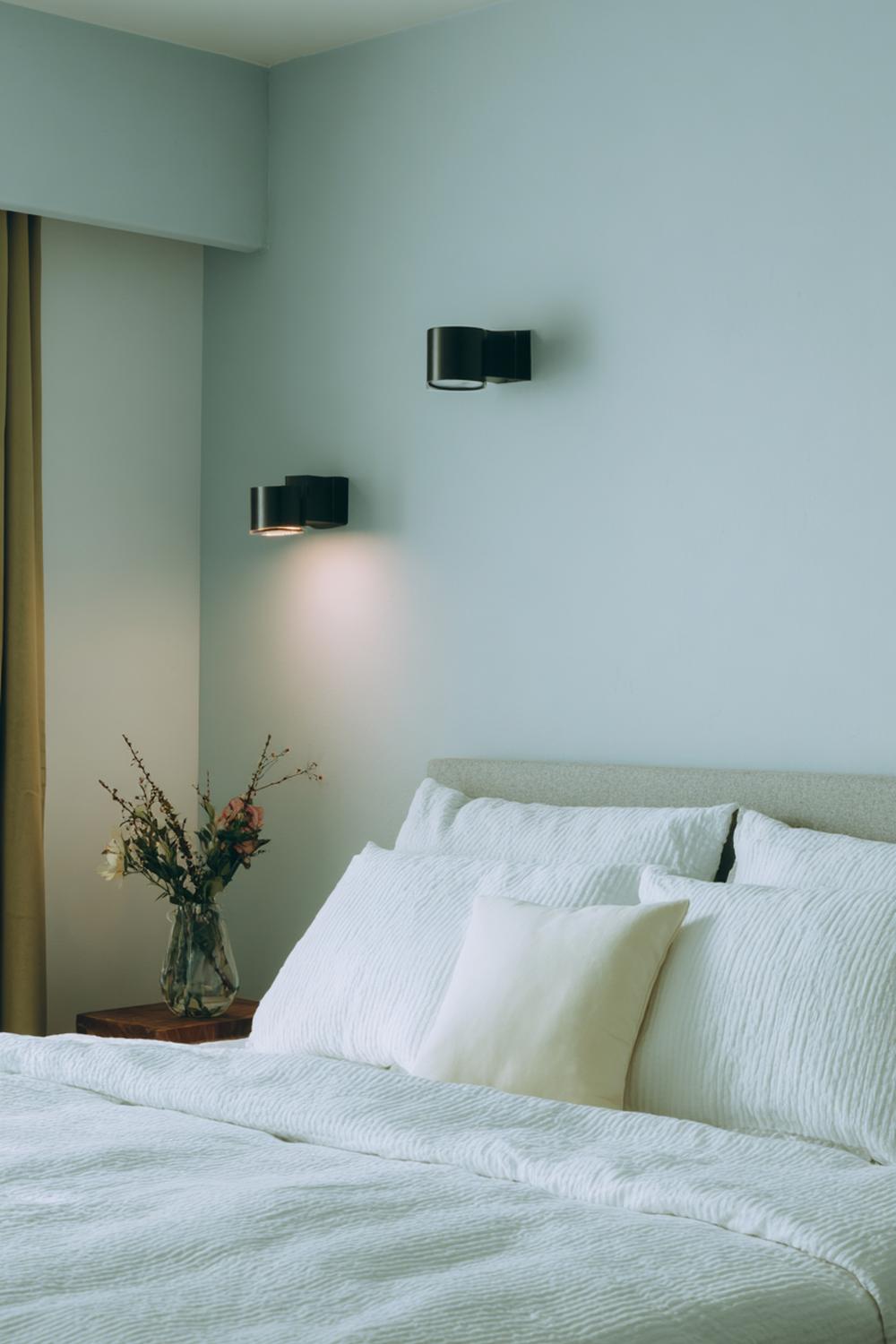 26. Slaapkamer inspiratie met zachte wandverlichting en dimbare sfeer