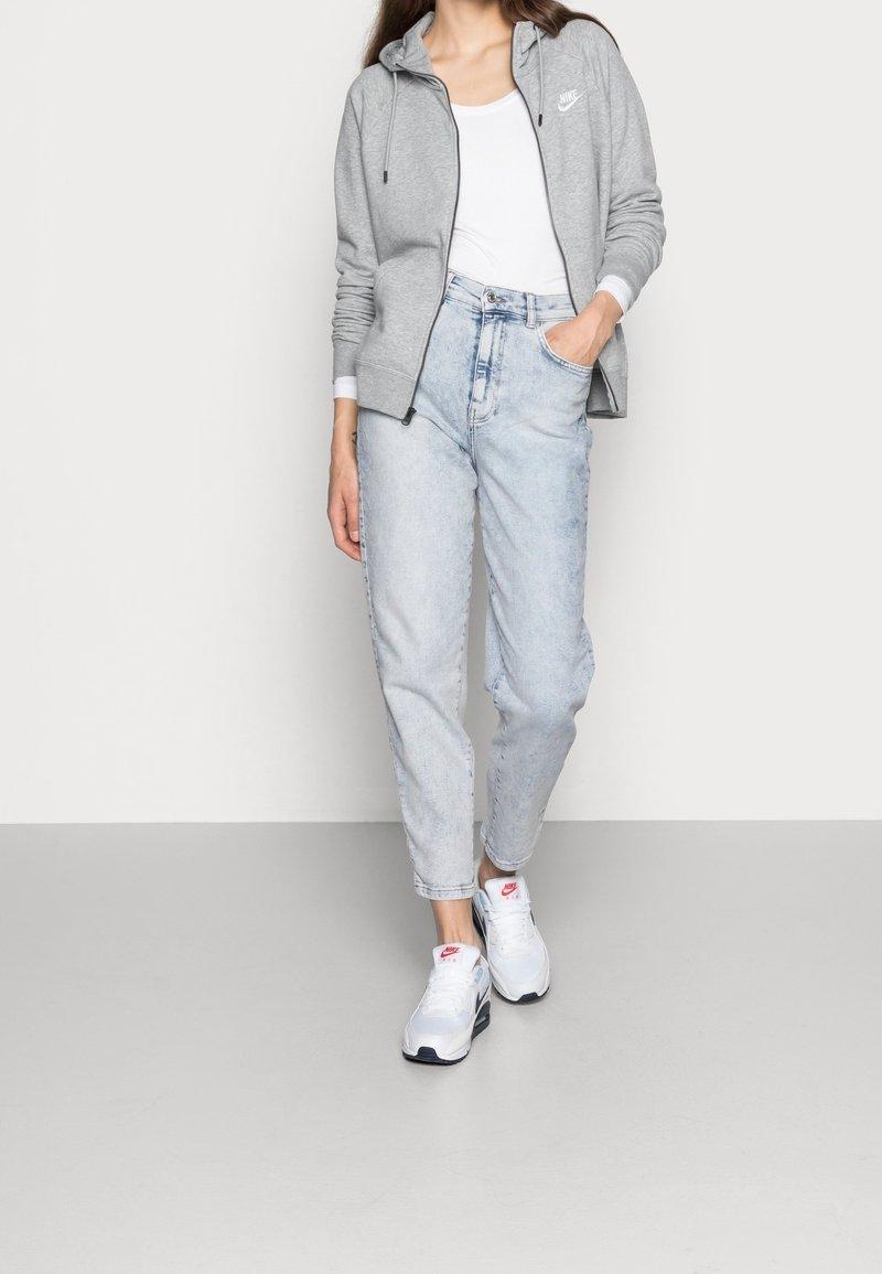 Sportieve outfit met sneakers