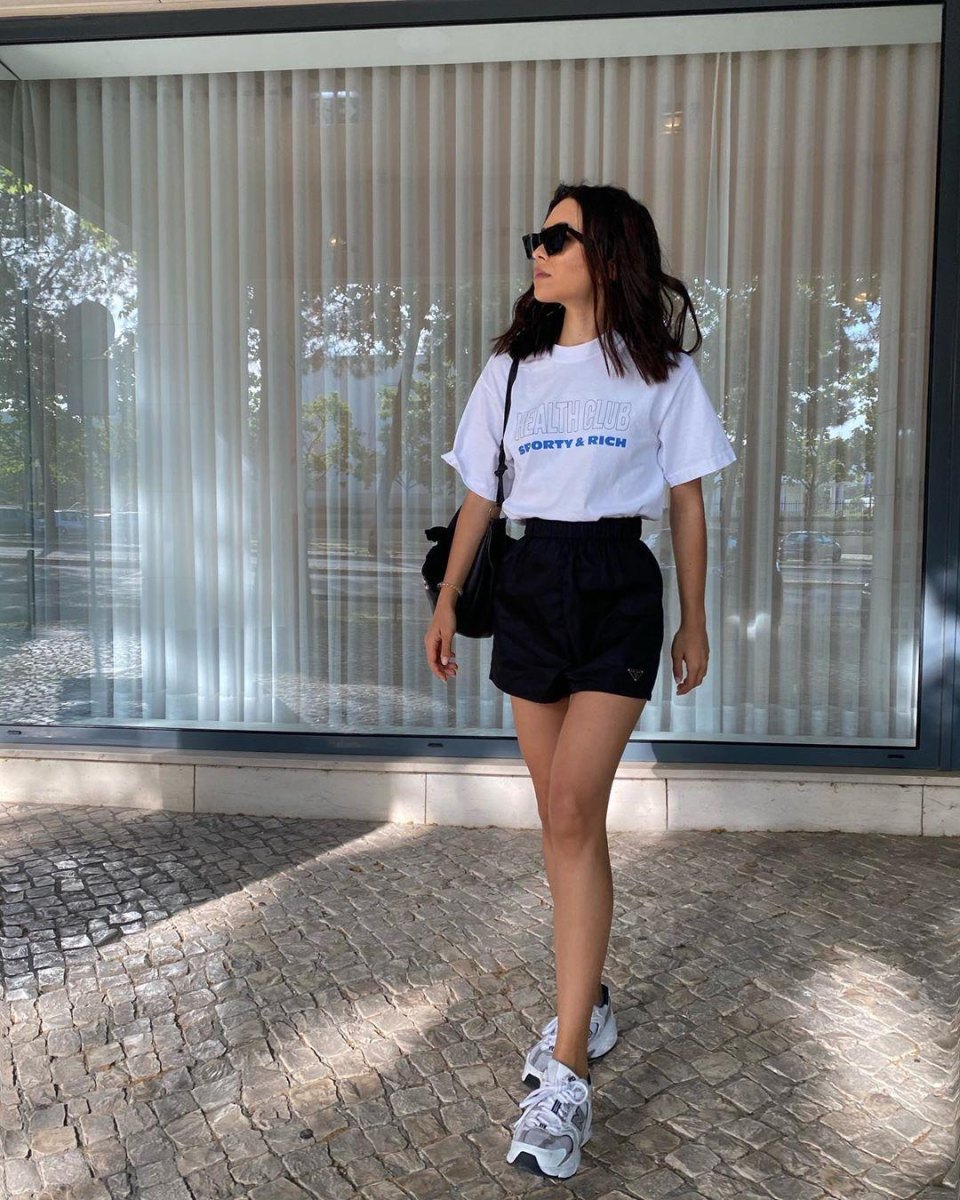 Sportieve zomerlook met sneakers