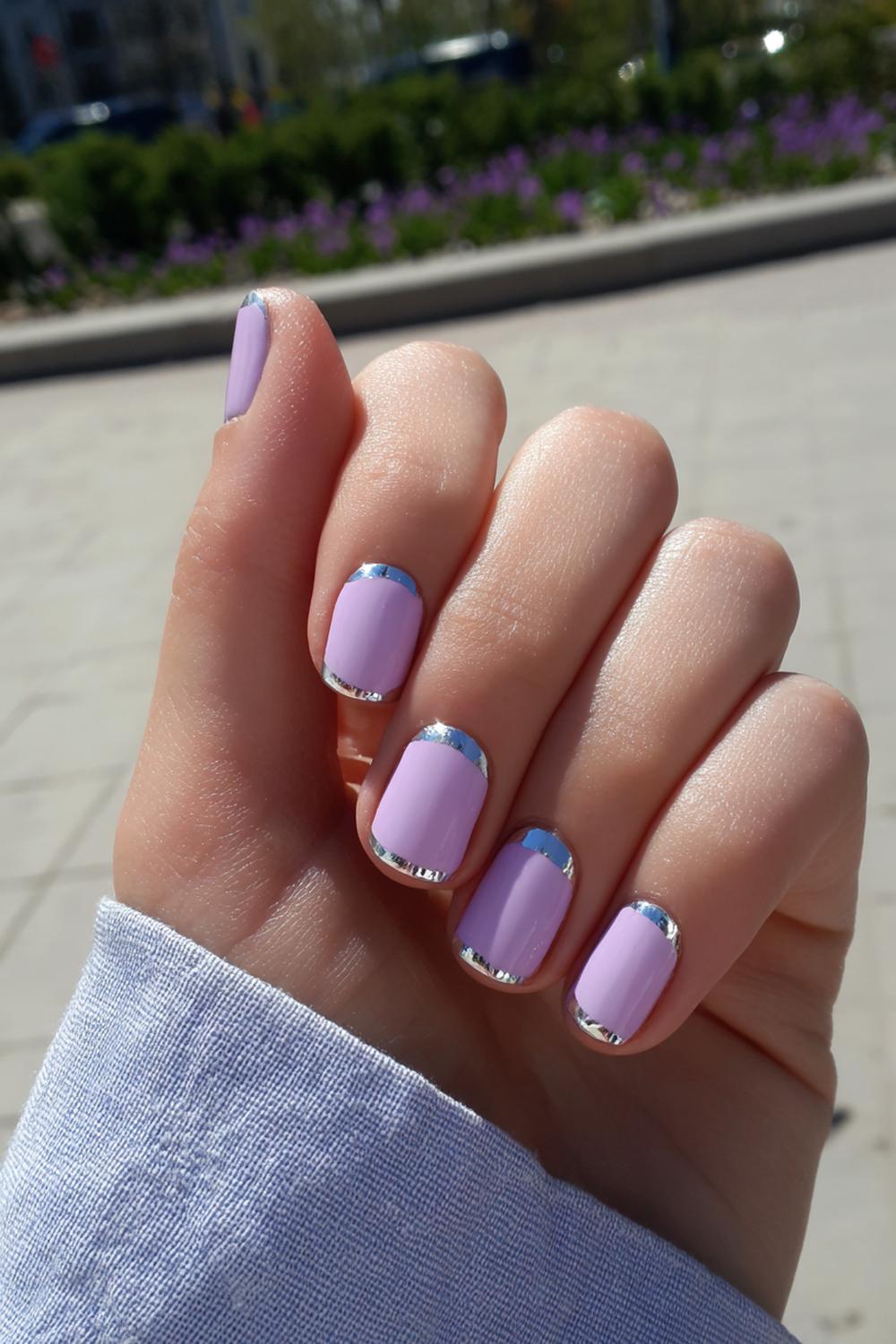 13. Spring nails met lavendel en zilveren chrome rand