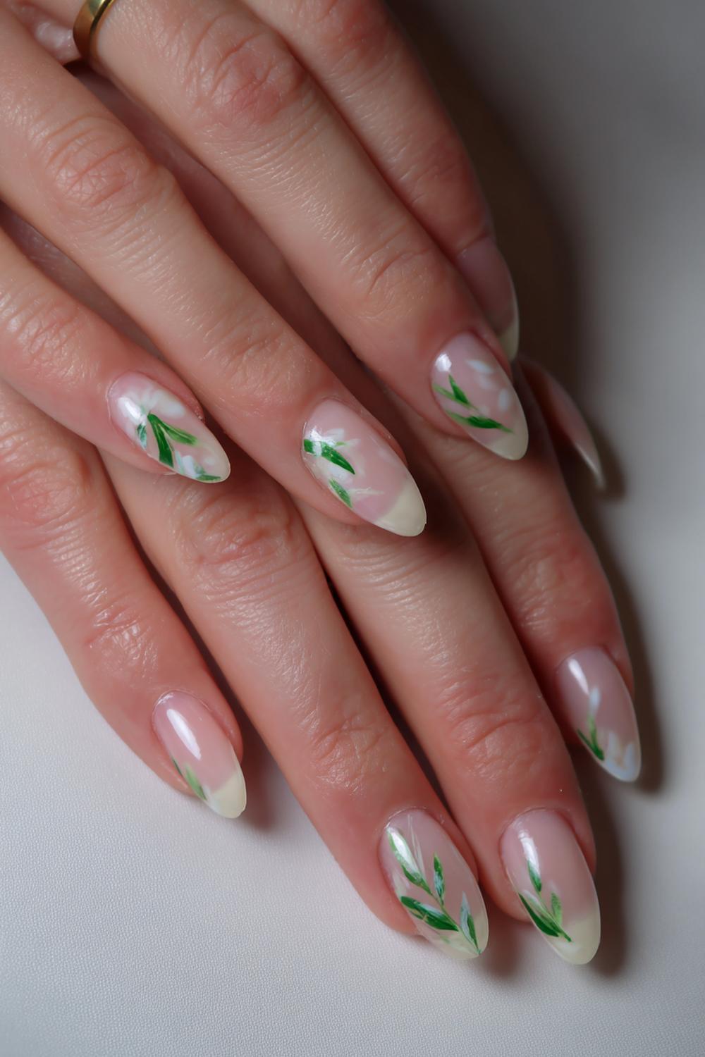 14. Spring nails met groene botanische bladeren en fine-line detail