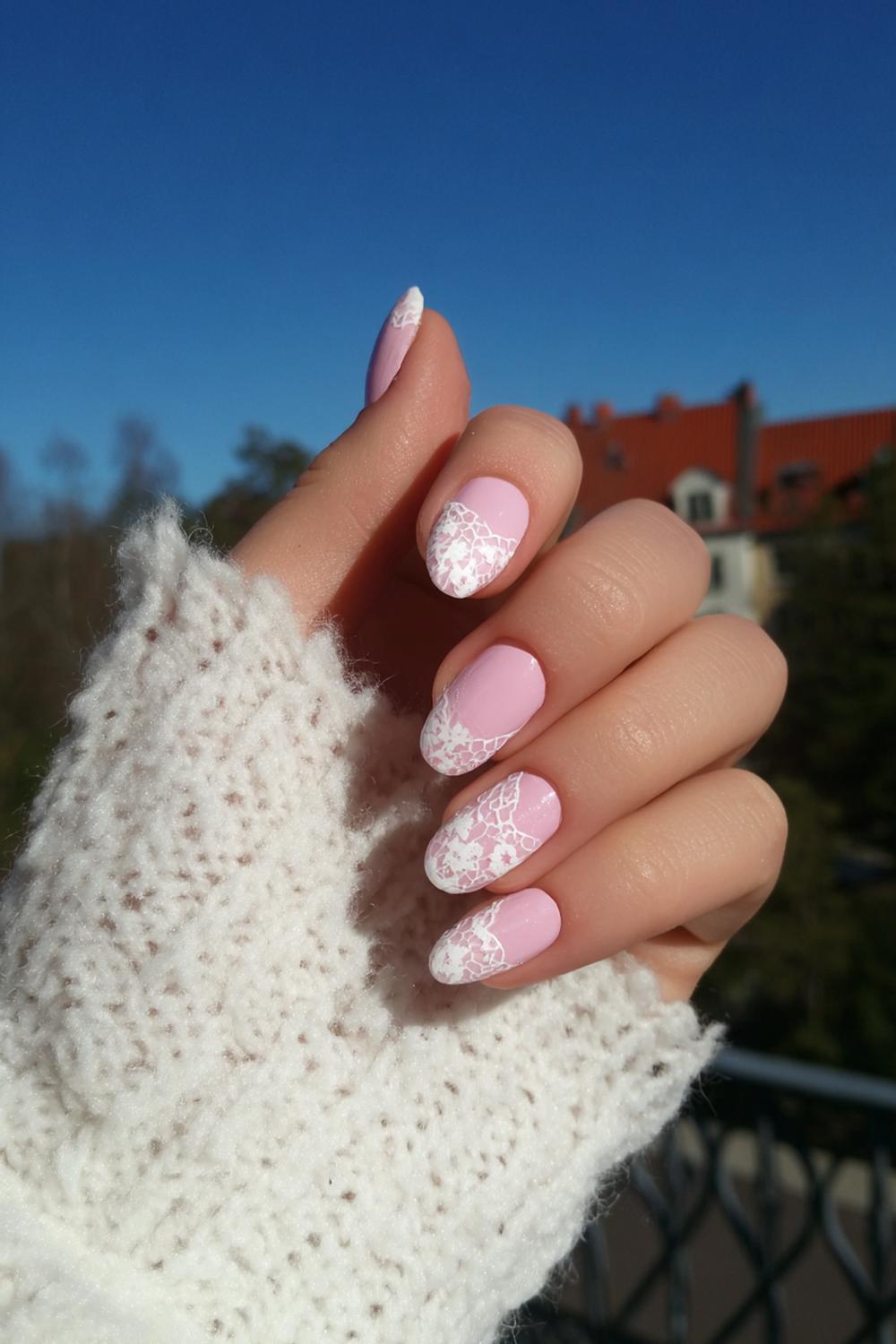 16. Spring nails met babyroze en witte lace-achtige lijnen