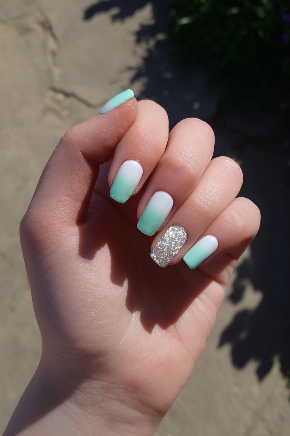 17. Spring nails met ombré mint naar wit en glinsterende top