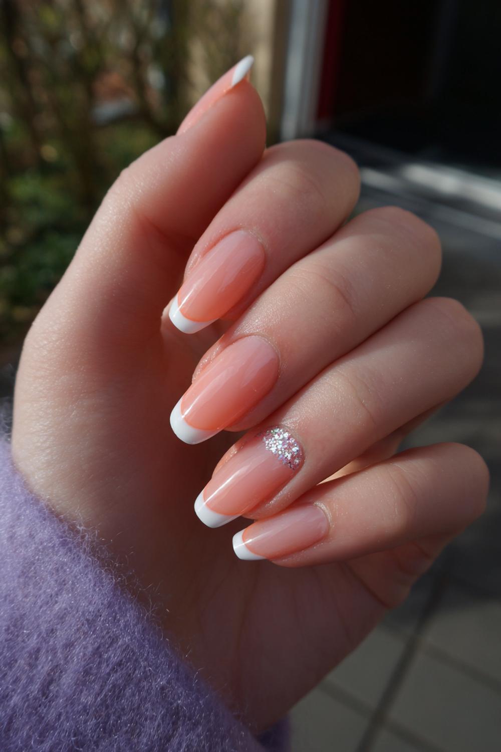 18. Spring nails met perzik French en transparante glitterlijn