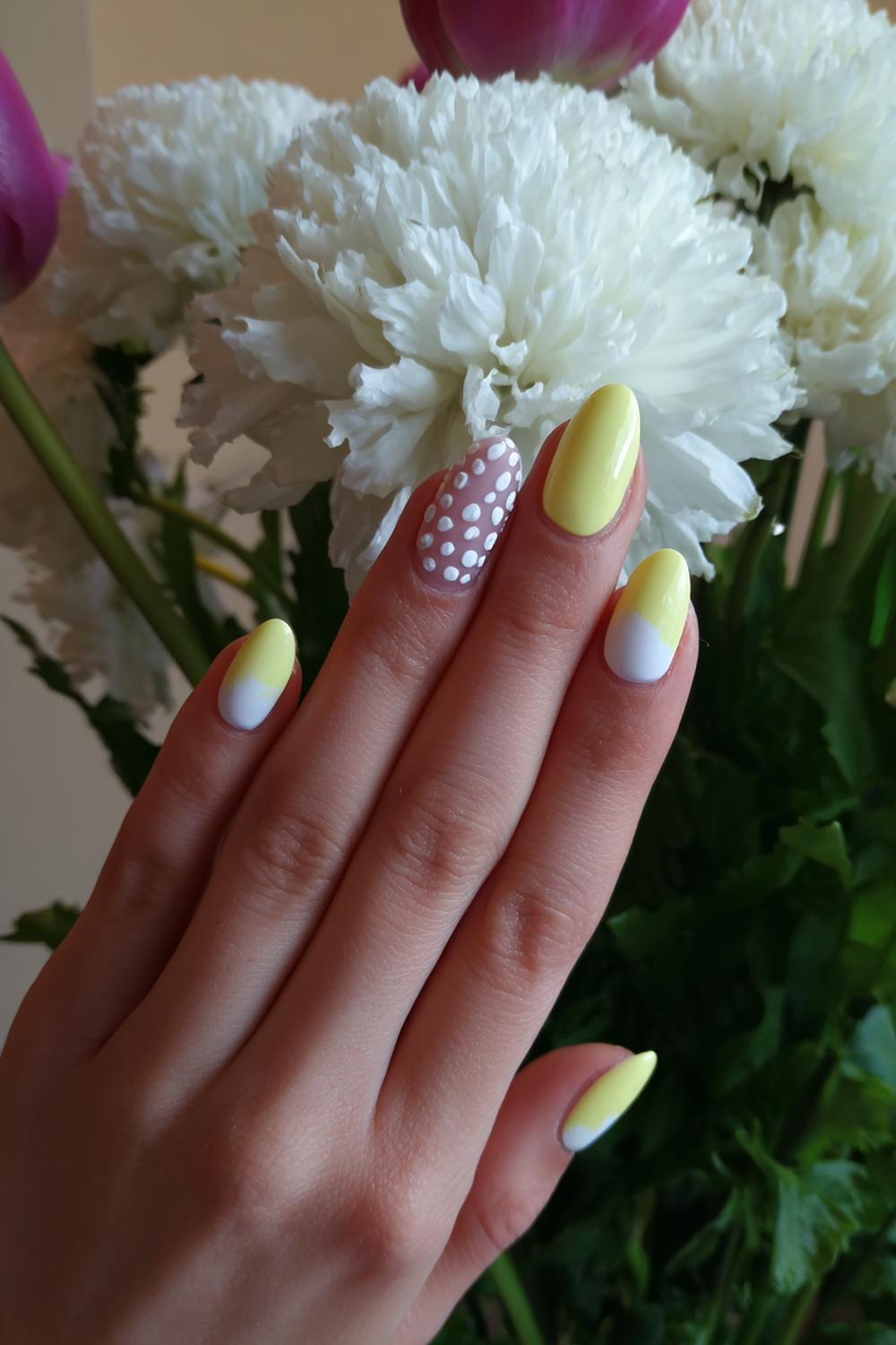 24. Spring nails met citroengeel accentnagel en witte stippen