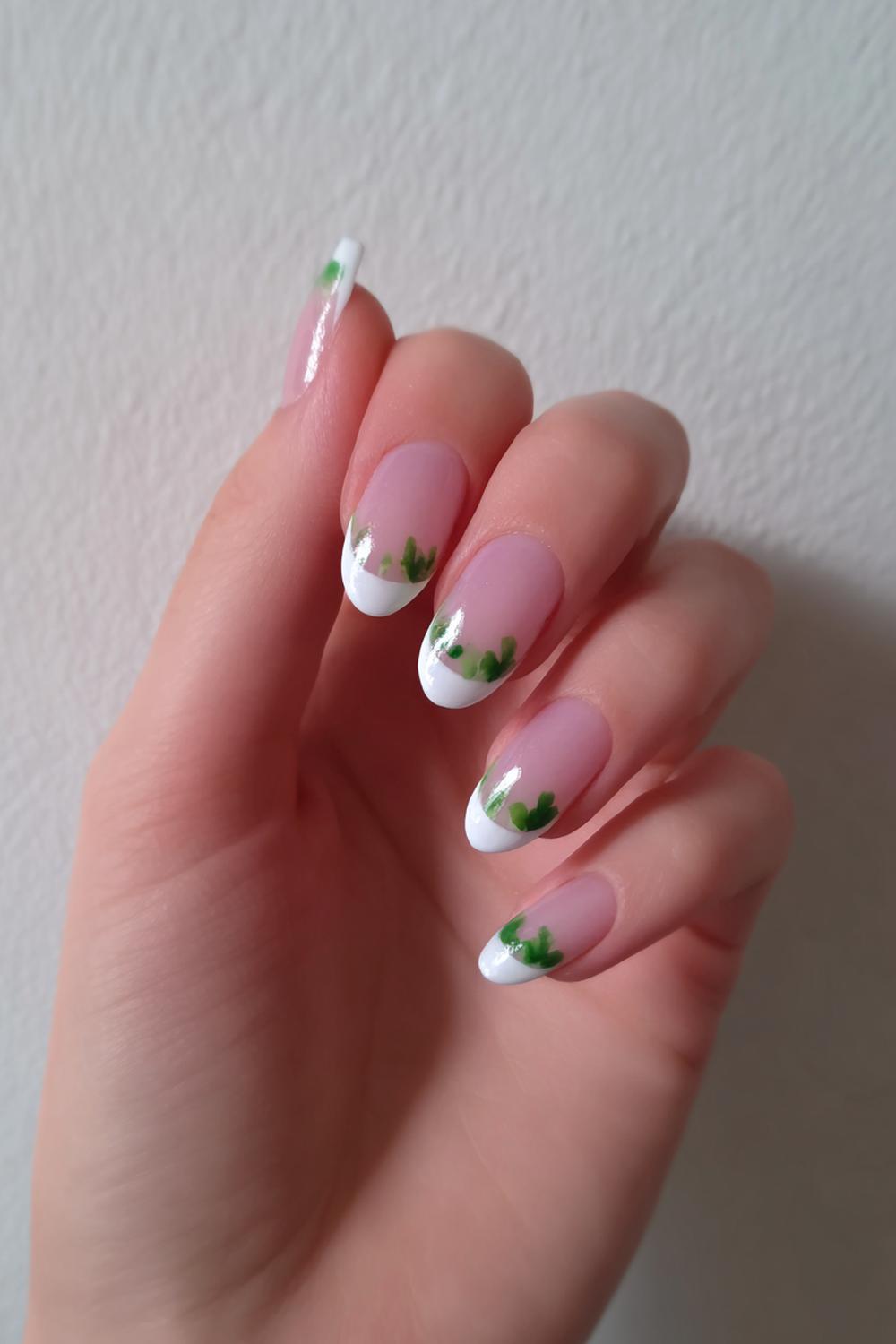 26. Spring nails met witte French en mini groene blaadjes