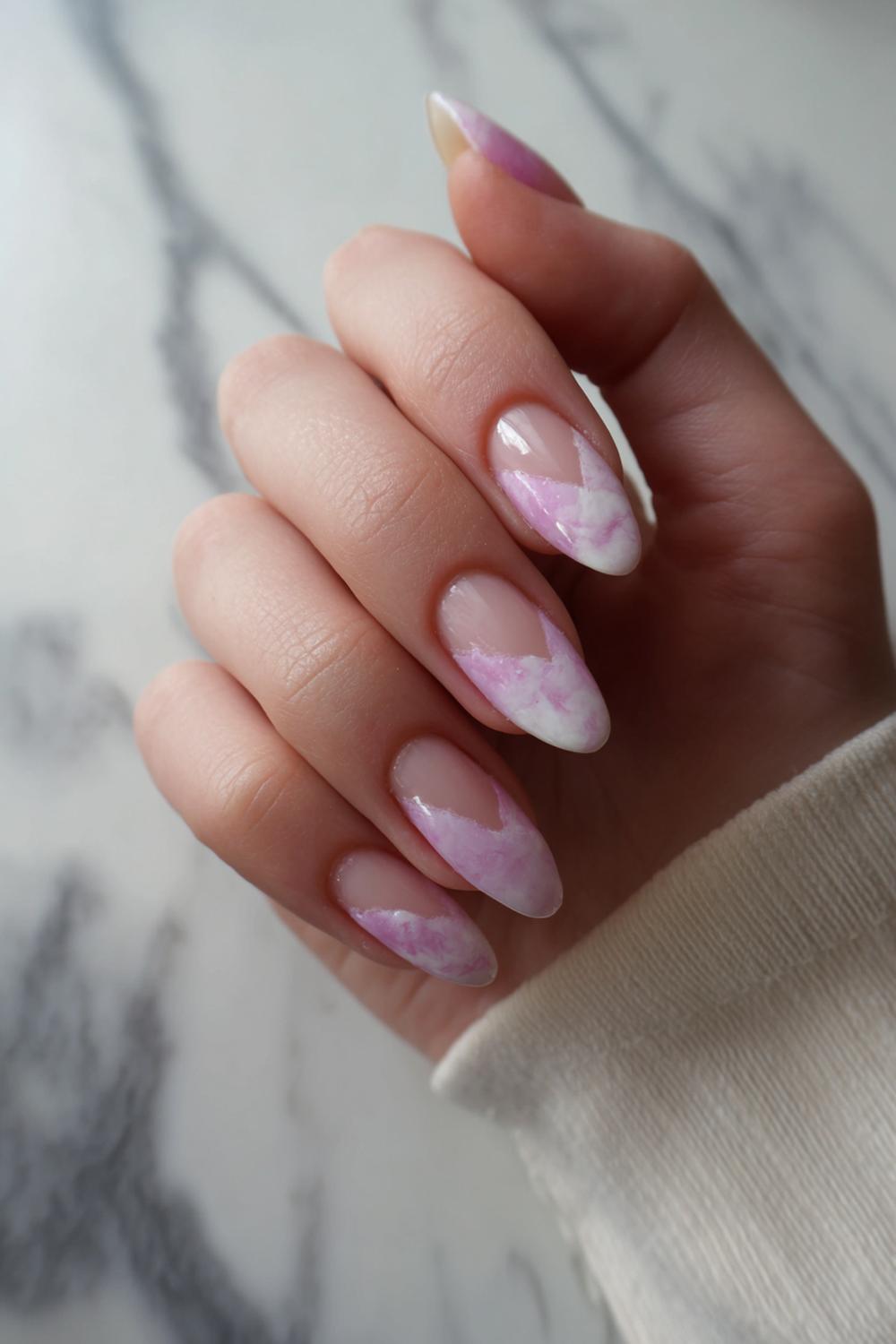 29. Spring nails met rozenkwarts marmer en zachte roze aders