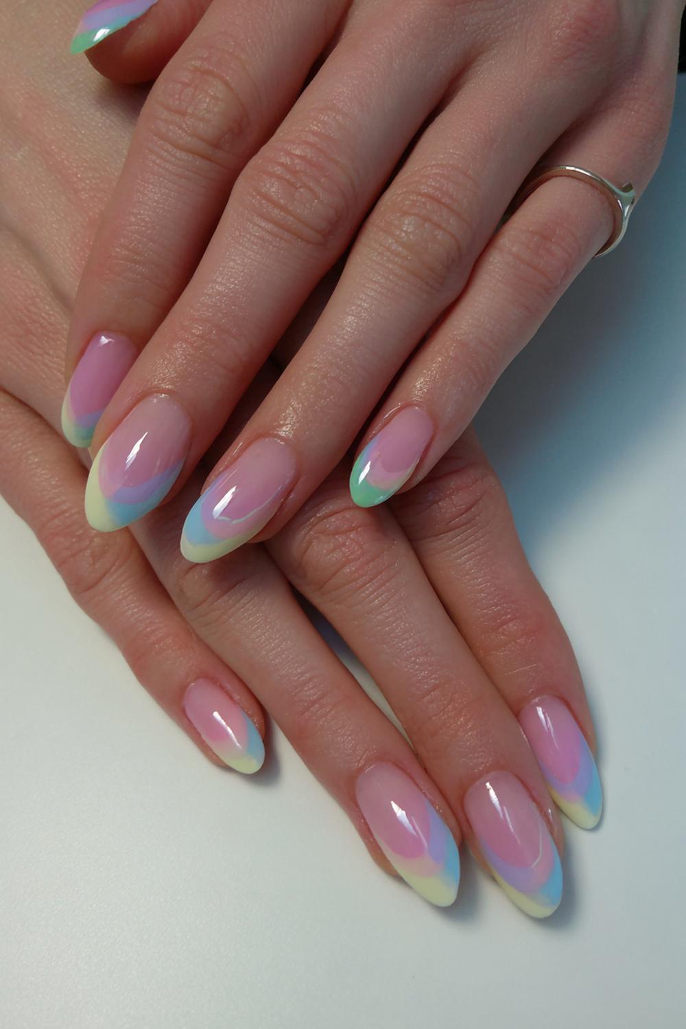 30. Spring nails met pastel felle rand en transparante center