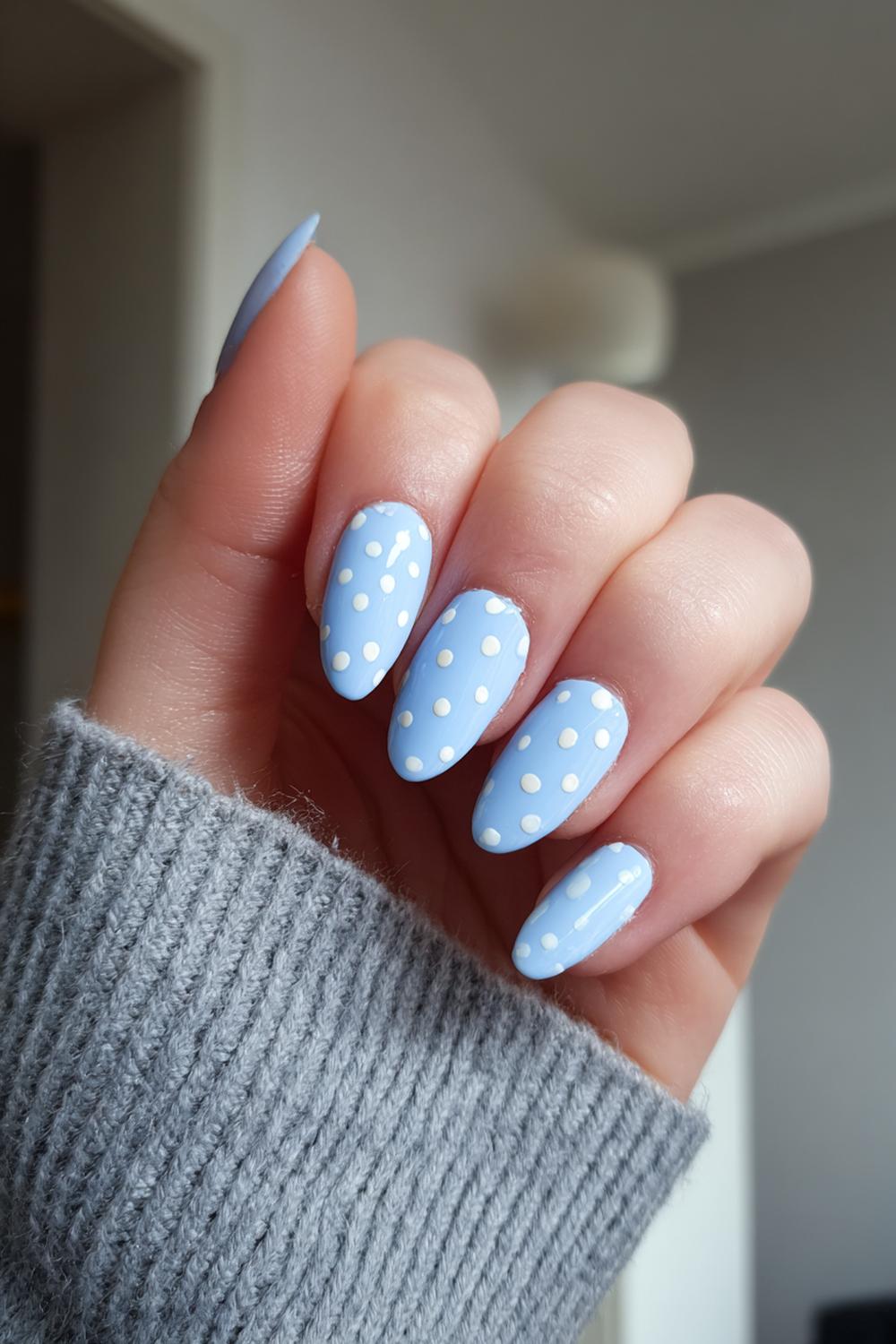32. Spring nails met periwinkle blauw en glanzende bubble dots