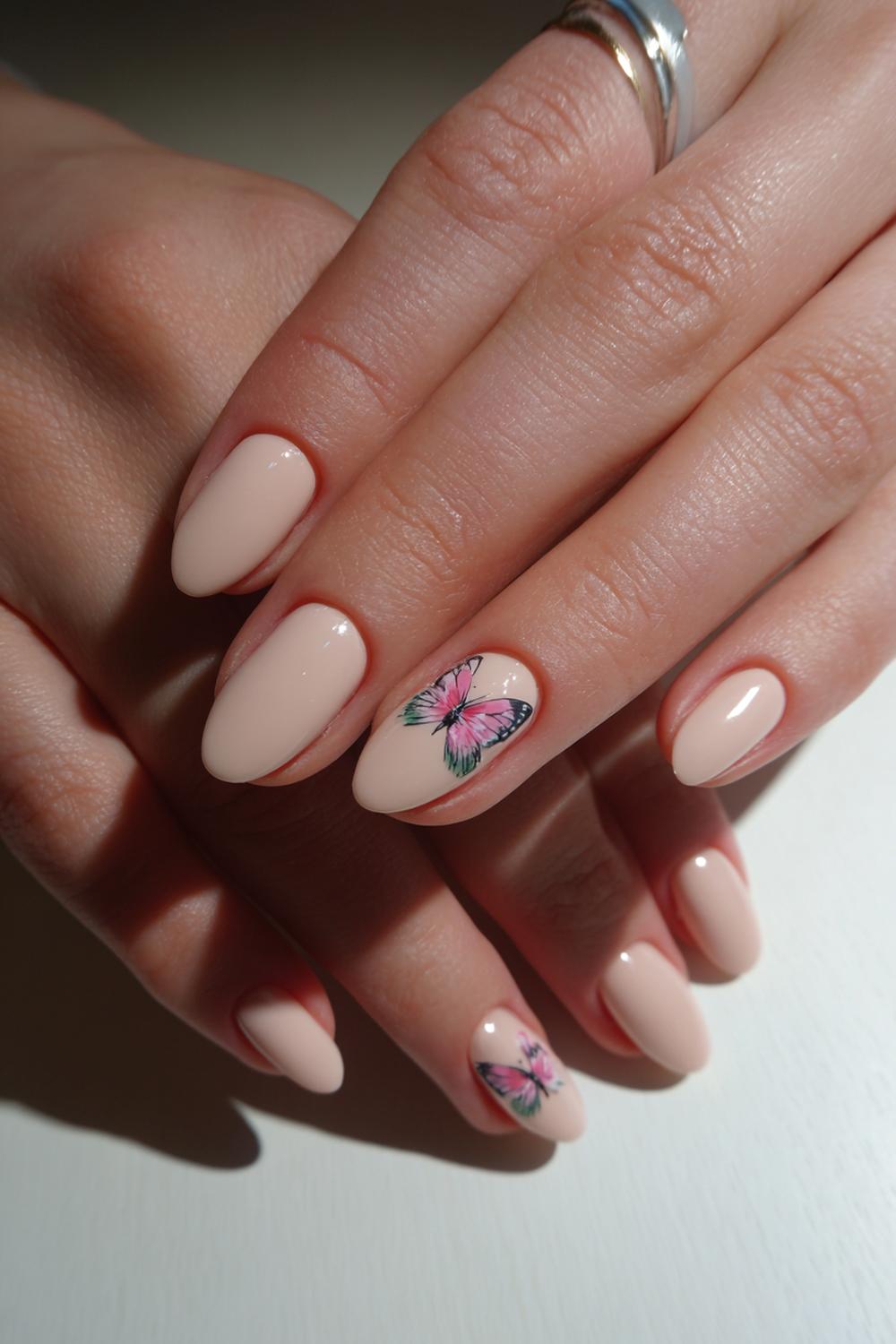 33. Spring nails met nude en fijngekleurde vlinderaccenten