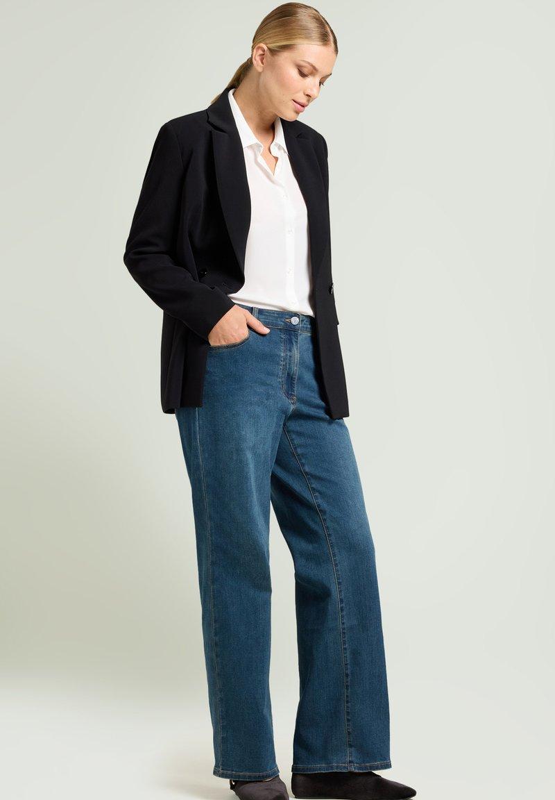 Tijdloze basics blouse jeans blazer