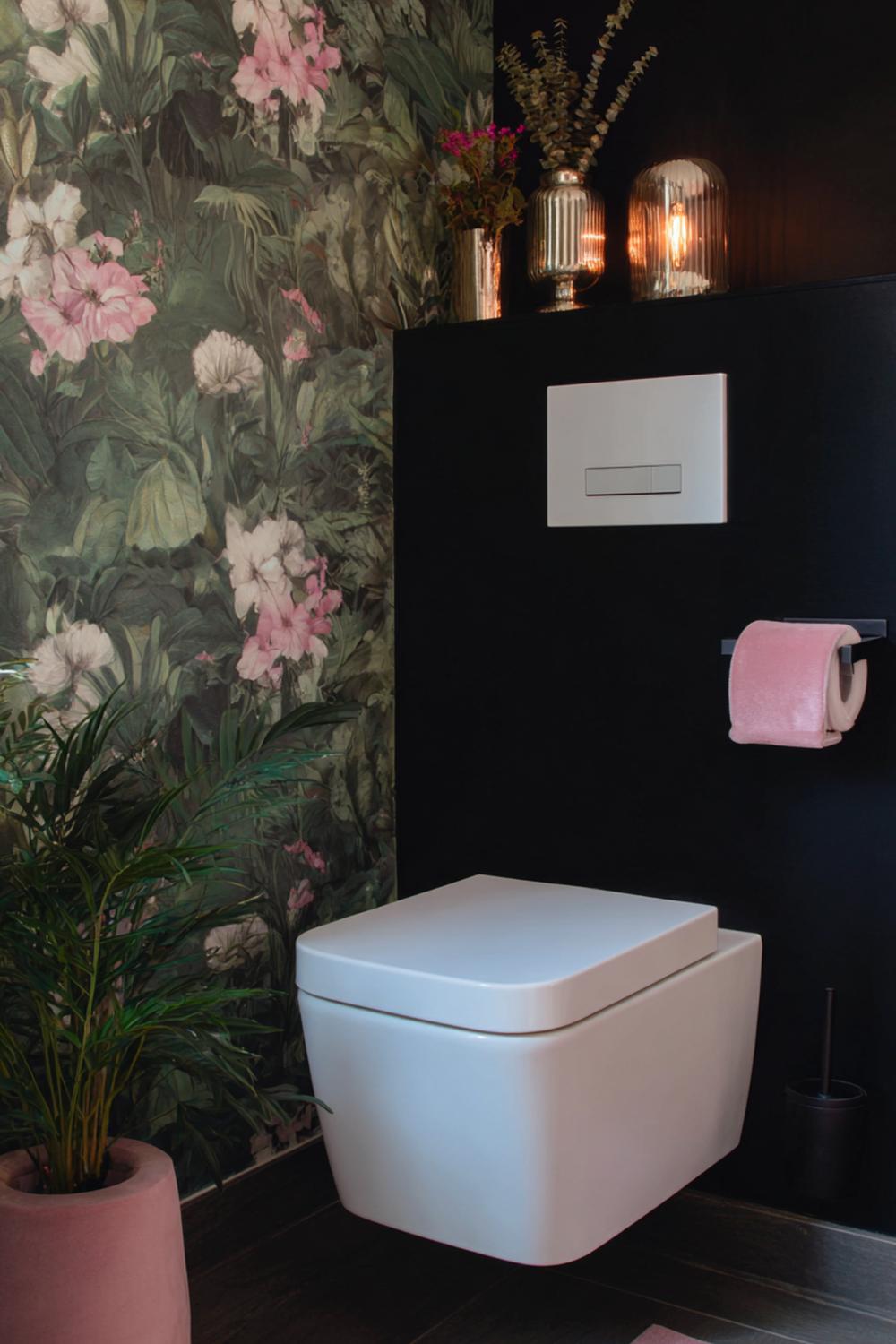 11. Toilet inspiratie met behang met botanische print en matzwarte kranen
