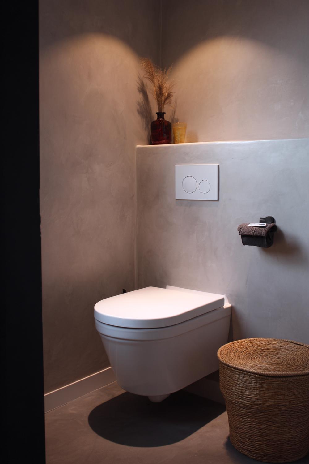 14. Toilet inspiratie met rond hoekfonteintje en lichte microcement wand