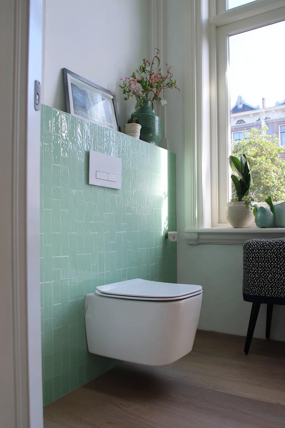 16. Toilet inspiratie met retro fonteintje en mintgroene wandtegels